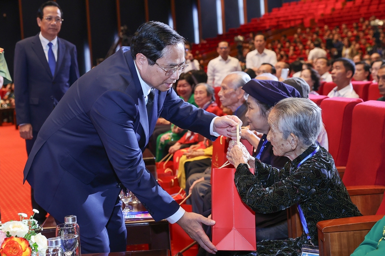 Thủ tướng Ch&iacute;nh phủ tặng qu&agrave; cho người c&oacute; c&ocirc;ng với c&aacute;ch mạng tại Hội nghị biểu dương người c&oacute; c&ocirc;ng với c&aacute;ch mạng ti&ecirc;u biểu to&agrave;n quốc, th&aacute;ng 7/2024. Ảnh: Mạnh Dũng.