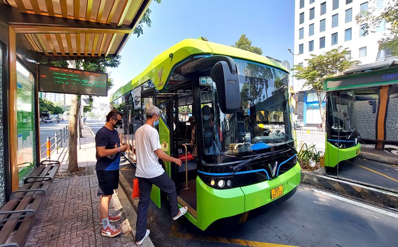 Mục ti&ecirc;u đến năm 2030, tỷ lệ xe bu&yacute;t sử dụng điện, năng lượng xanh đạt tối thiểu 50% v&agrave; đến năm 2050 th&igrave; 100% xe bu&yacute;t v&agrave; taxi đều sử dụng năng lượng xanh. Ảnh: Minh Qu&acirc;n.