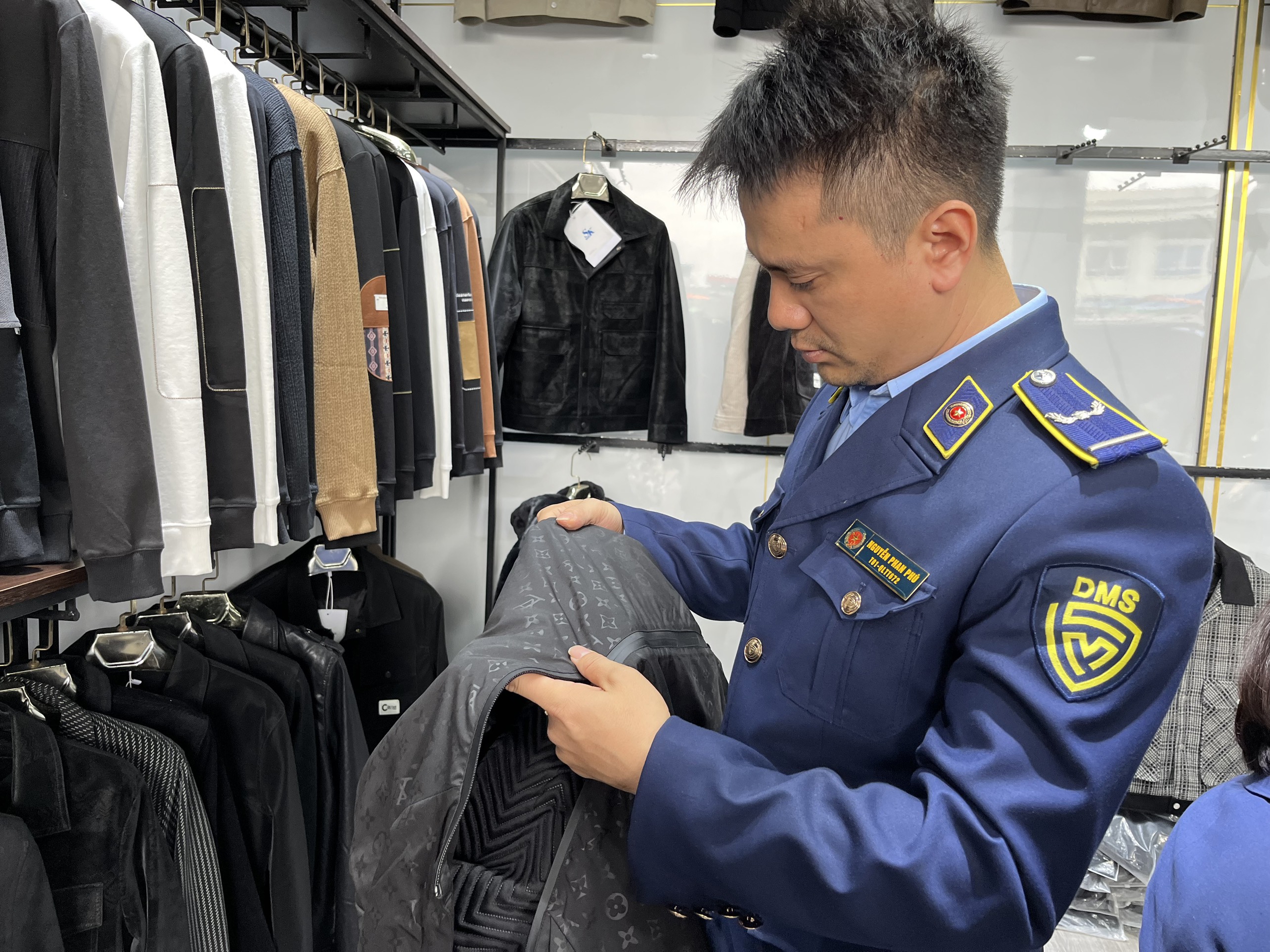 Lực lượng Quản lý thị trường kiểm tra hàng hóa có dấu hiệu vi phạm tại các cơ sở PG88 Uy Tín Số 1 Việt Nam trên địa bàn Hà Nội.