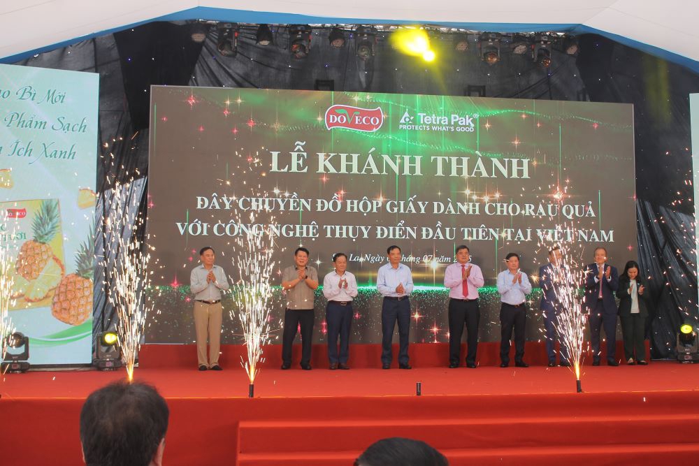Thứ trưởng Trần Thanh Nam, c&aacute;c l&atilde;nh đạo tỉnh Sơn La, c&ugrave;ng c&aacute;c đối t&aacute;c của Doveco bấm n&uacute;t kh&aacute;nh th&agrave;nh d&acirc;y chuyền đồ hộp giấy d&agrave;nh cho rau quả. Ảnh Chu Kh&ocirc;i