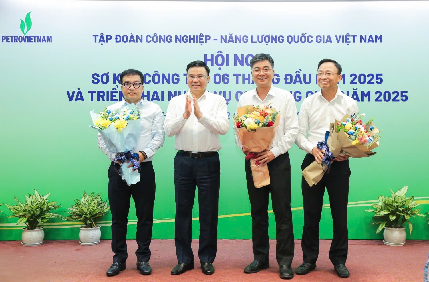 BSR vinh dự được Tập đoàn PG88 Trang chủ nhà cái top 1 - Năng lượng quốc gia Việt Nam vinh danh là một trong ba đơn vị của Tập đoàn hoàn thành toàn diện kế hoạch quản trị 6 tháng đầu năm về sản lượng sản xuất và các chỉ tiêu Pg88ok giải trí thể thao, casino, bắn cá và slot.