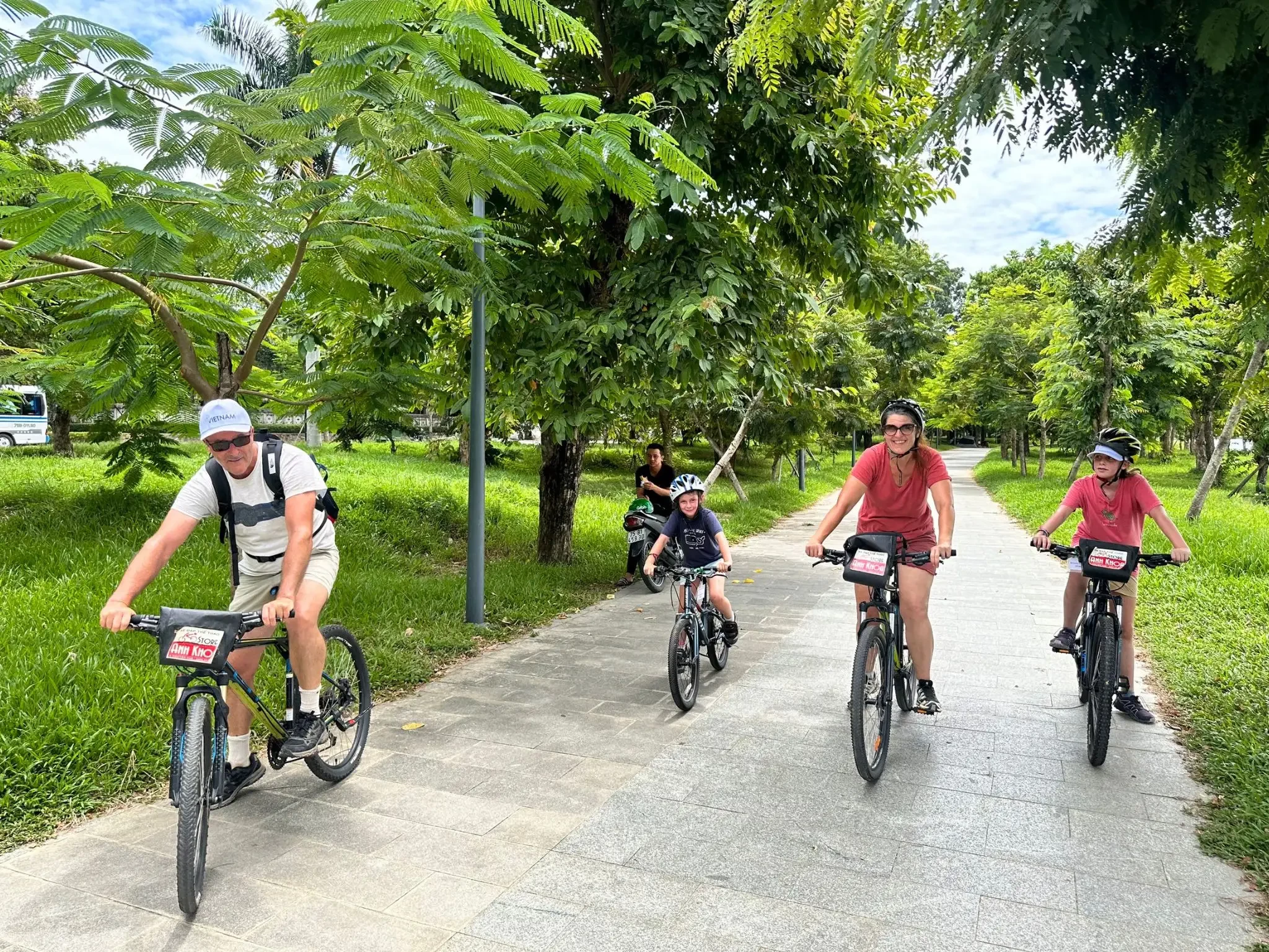 Một ng&agrave;y du lịch Net Zero ở Huế.
