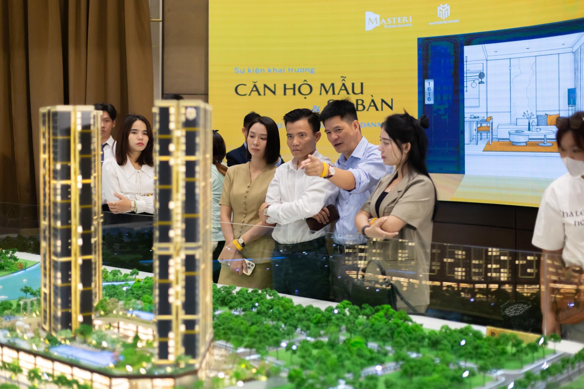 Kh&aacute;ch mời tham quan sa b&agrave;n dự &aacute;n Masteri Rivera Danang.