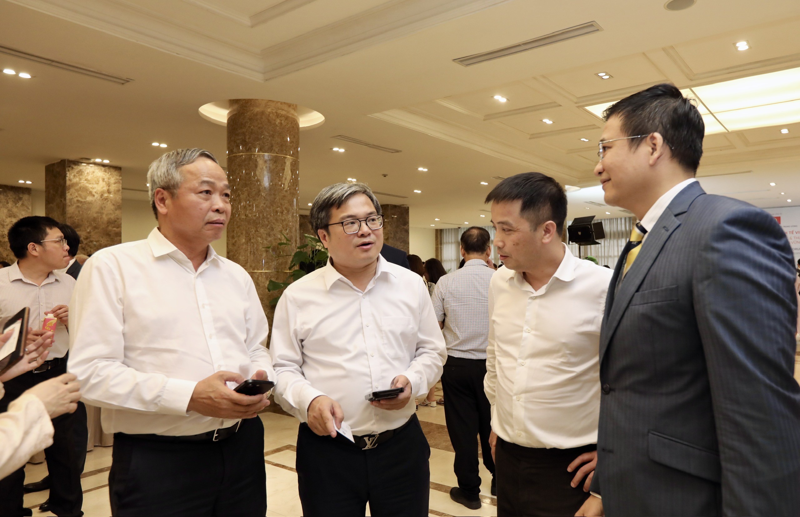 C&aacute;c đại biểu thảo luận b&ecirc;n lề Diễn đ&agrave;n Tăng trưởng Link Trang Chủ PG88.Com Mới #2026 Việt Nam 2025.