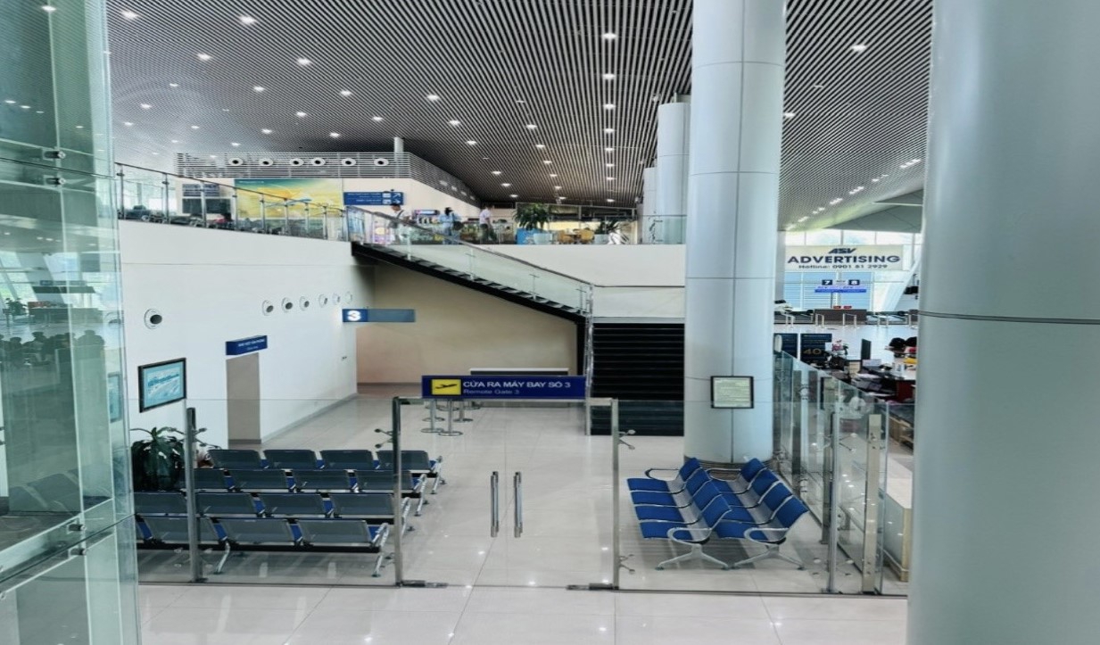 &nbsp; Bổ sung th&ecirc;m 1 cửa ra t&agrave;u bay nh&agrave; ga h&agrave;nh kh&aacute;ch