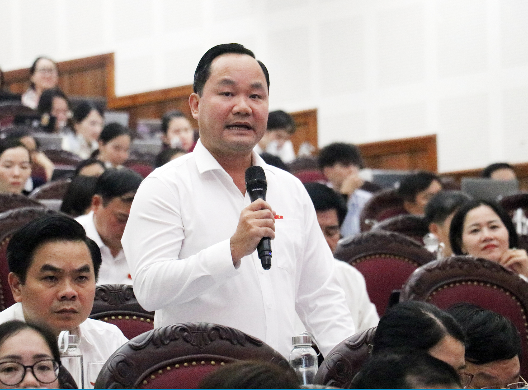 Gi&aacute;m đốc Sở&nbsp;N&ocirc;ng nghiệp v&agrave; M&ocirc;i trường Nghệ An Ho&agrave;ng Quốc Việt trả lời tại phi&ecirc;n thảo luận&nbsp;