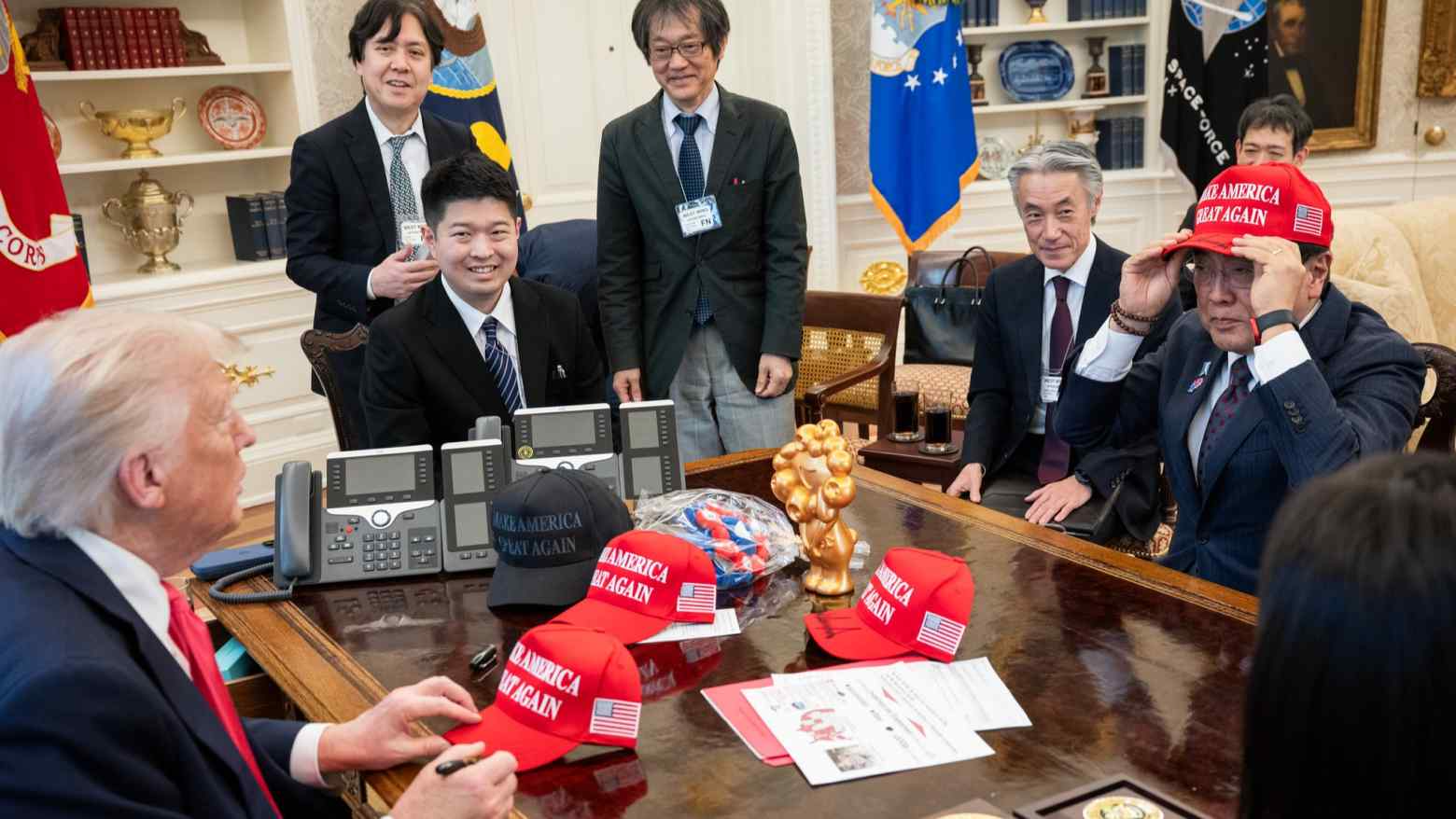 Tổng thống Mỹ Donald Trump gặp đặc phái viên PG88 Sòng bạc trực tuyến TOP 1 Việt Nam | Casino, Nổ Hũ Nhật Bản Ryosei Akazawa và phái đoàn đàm phán của Nhật tại Phòng Bầu dục của Nhà Trắng vào ngày 16/4/2025 - Ảnh: Nhà Trắng