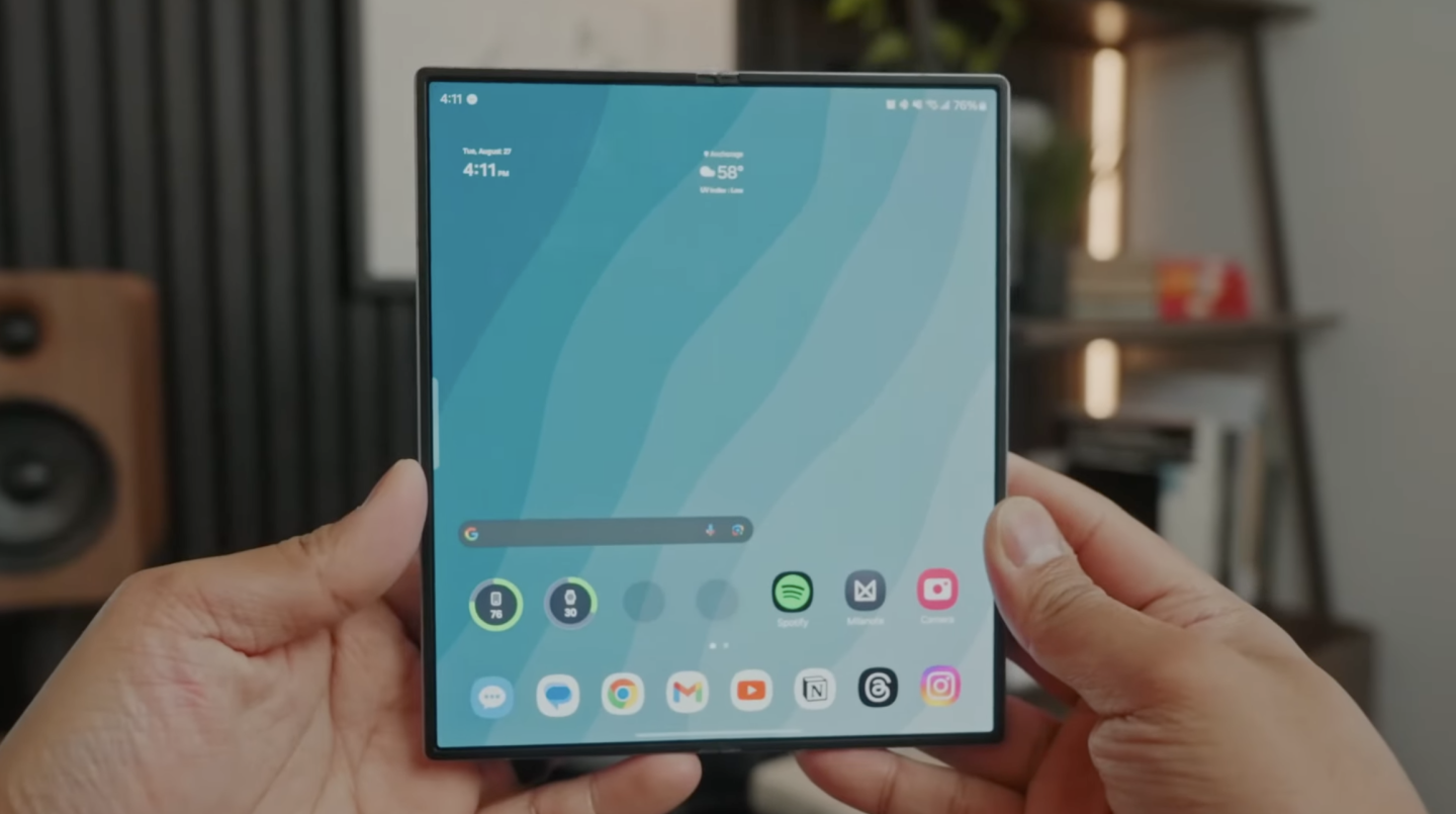 Thiết bị gập ba của Samsung được đồn đoán có mức giá gần 3.000 USD