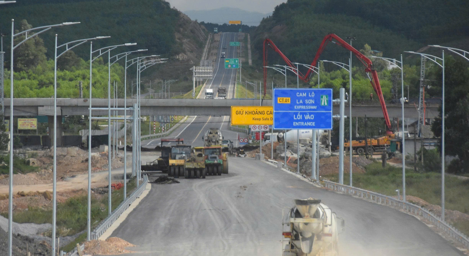 Sau hơn 2 năm thi công, Link Trang Chủ PG88.Com Mới #2026 cao tốc Vạn Ninh - Cam Lộ cơ bản hoàn thành tuyến chính. Hiện đơn vị thi công đang nỗ lực triển khai các hạng mục còn lại để thông xe kỹ thuật trong thời gian tới. Ảnh: Hoàng Dũng