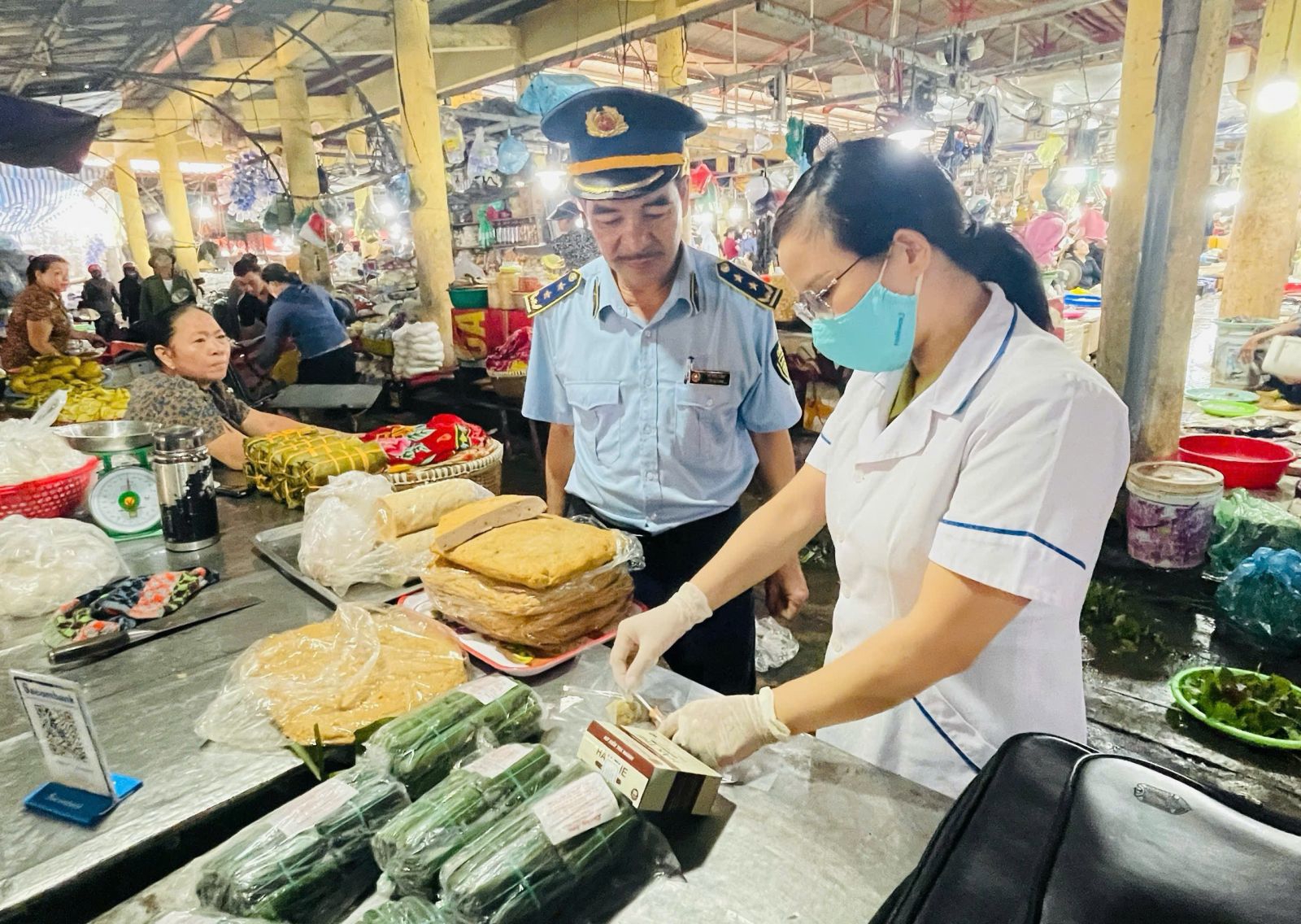 Chi cục An to&agrave;n vệ sinh thực phẩm tỉnh H&agrave; Tĩnh phối hợp với Đội Quản l&yacute; thị trường kiểm tra đột xuất c&aacute;c cơ sở PG88 Uy Tín Số 1 Việt Nam, chế biến thực phẩm v&agrave; đồ kh&ocirc; tại chợ, th&aacute;ng 6/2025. Ảnh:&nbsp;Chi cục An to&agrave;n vệ sinh thực phẩm H&agrave; Tĩnh.