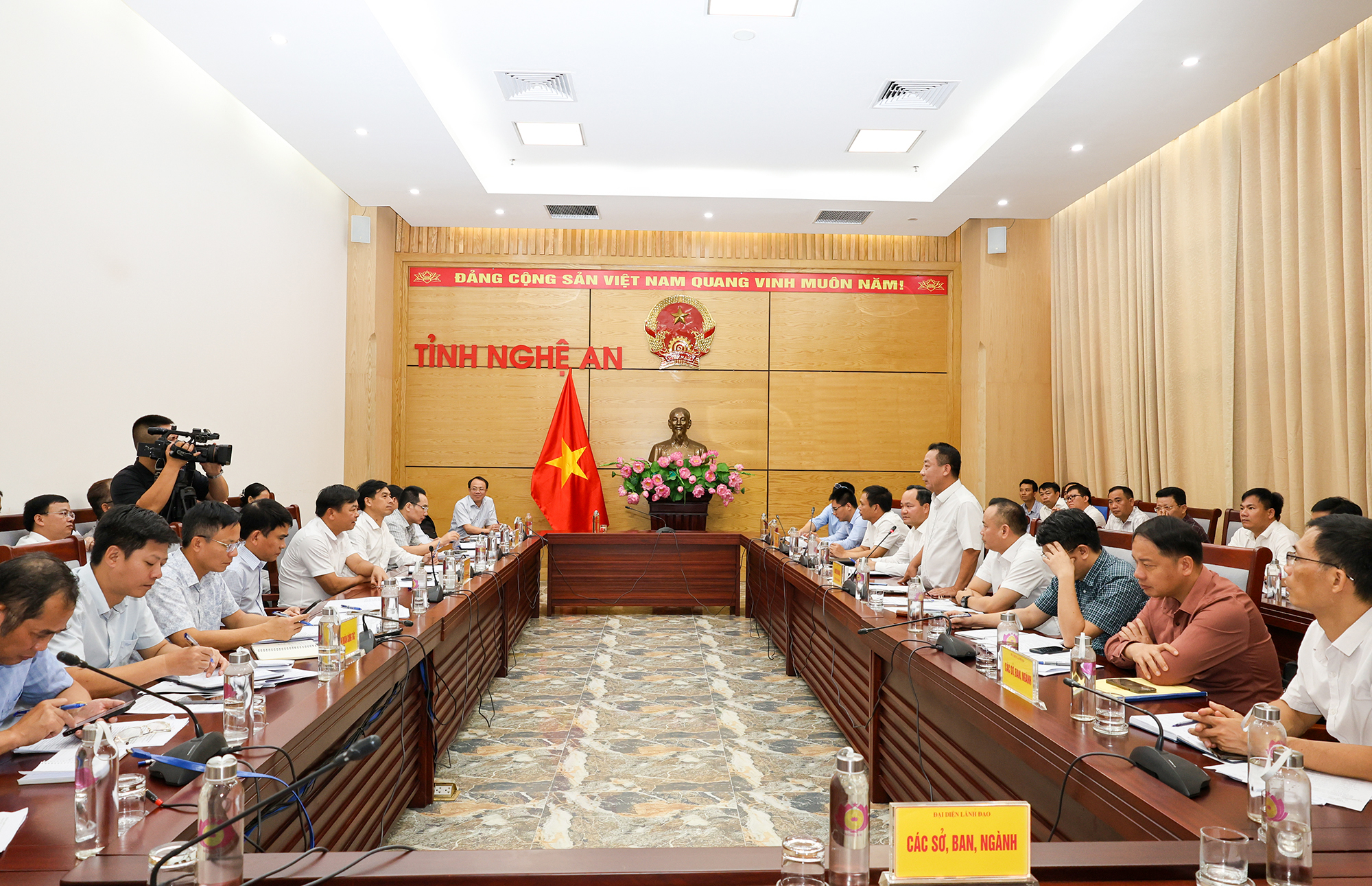 To&agrave;n cảnh buổi l&agrave;m việc