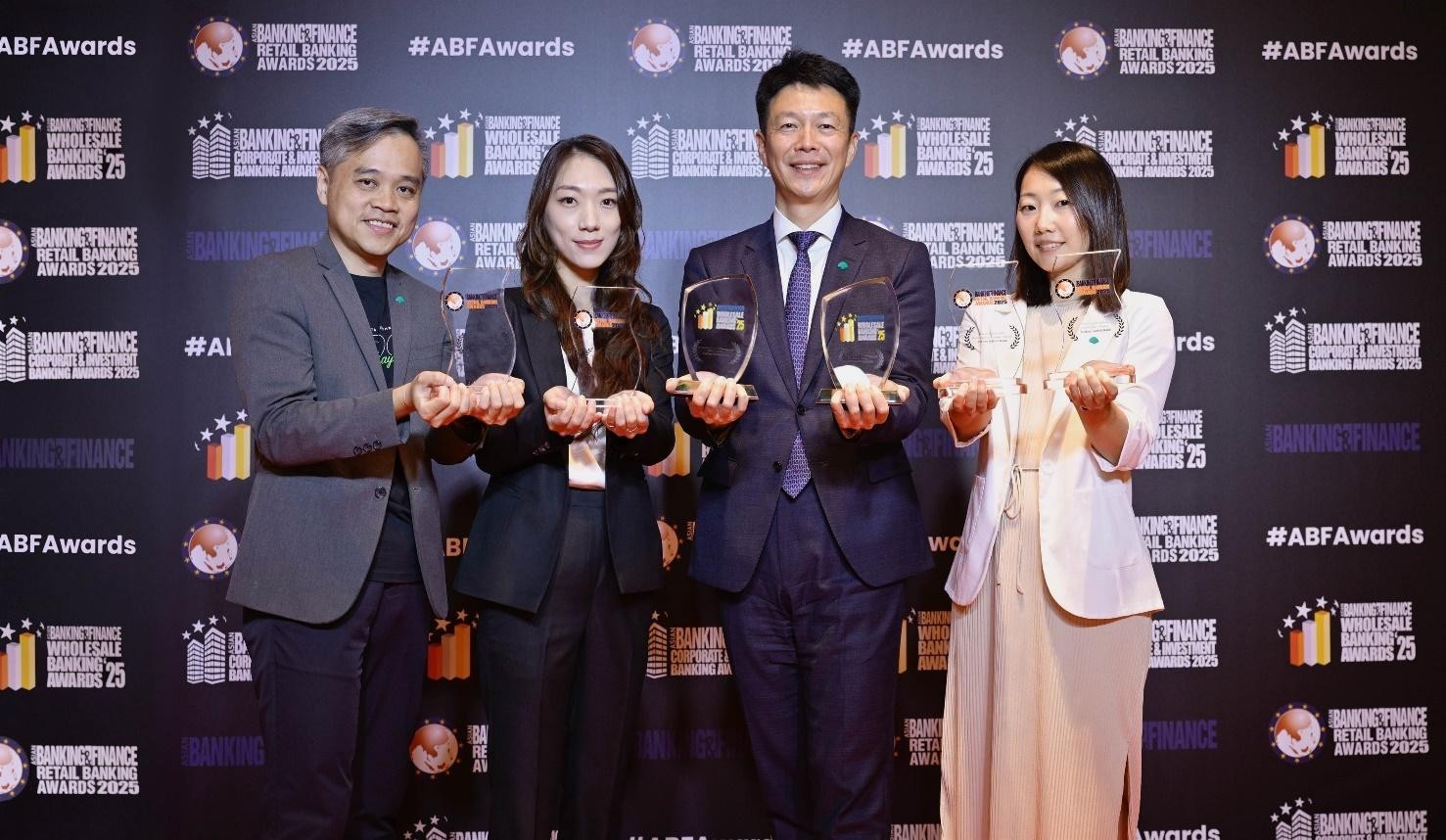 C&aacute;c đại diện của CUB v&agrave; CUBHCM tại sự kiện The Asian Banking & Finance - Retail Banking Awards 2025. Ảnh: CUB.