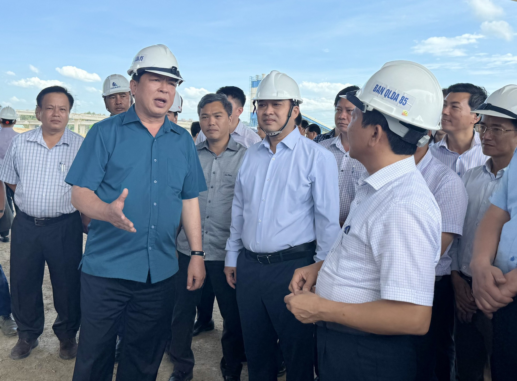 Bộ trưởng Bộ X&acirc;y dựng Trần Hồng Minh chỉ đạo tại c&ocirc;ng trường thi c&ocirc;ng cao tốc Bi&ecirc;n Ho&agrave; - Vũng T&agrave;u. Ảnh: B&aacute;o X&acirc;y dựng.