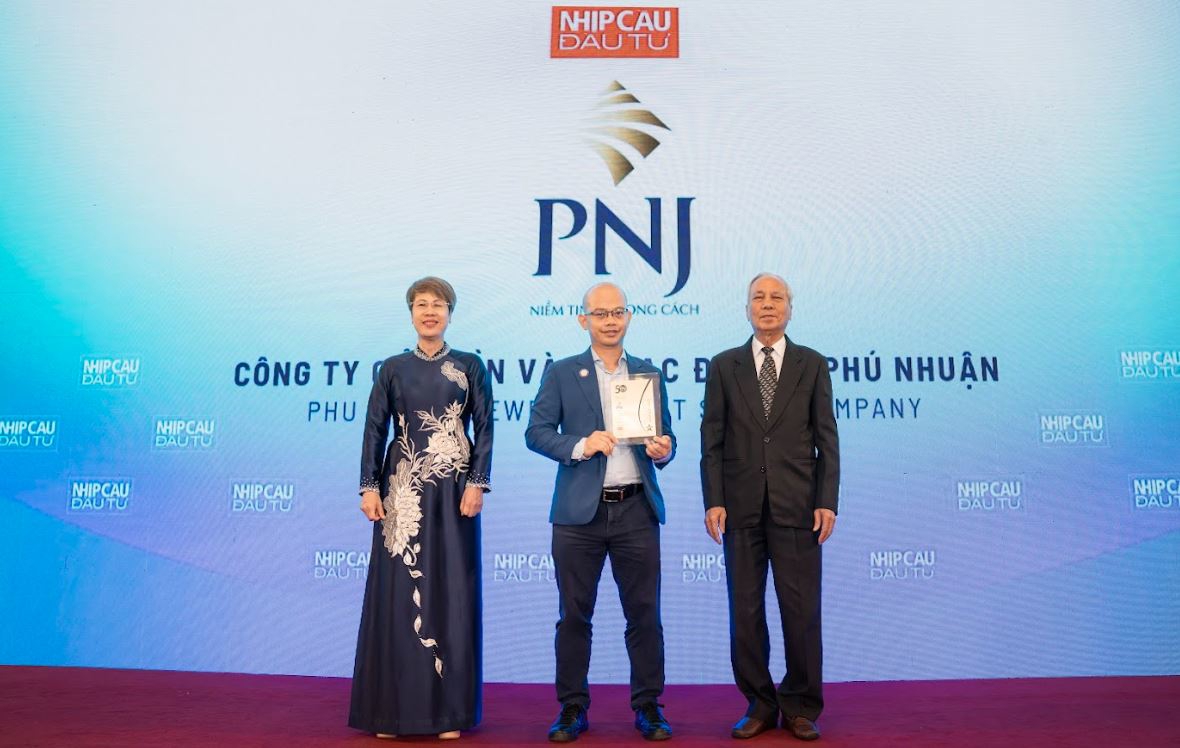 Đại diện PNJ nhận giải thưởng Top 50 CSA 2025. Ảnh: Việt H&ugrave;ng.
