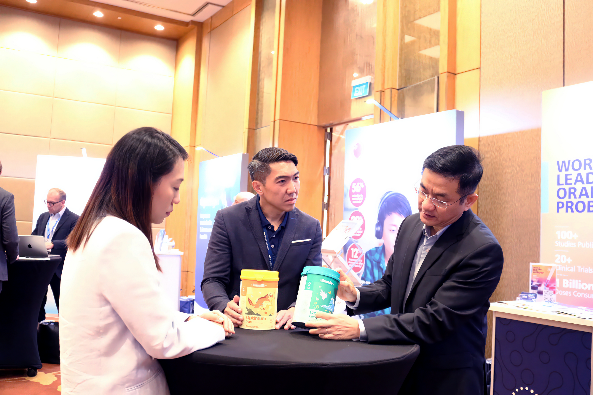 &Ocirc;ng Nguyễn Quang Tr&iacute; - Gi&aacute;m đốc điều h&agrave;nh Marketing Vinamilk (thứ 2 từ phải sang) - chia sẻ về đột ph&aacute; 6 HMO với c&aacute;c kh&aacute;ch mời tại Diễn đ&agrave;n Ph&aacute;t triển Ch&acirc;u &Aacute; 2025 (Ảnh: Hồng Nh&acirc;n).