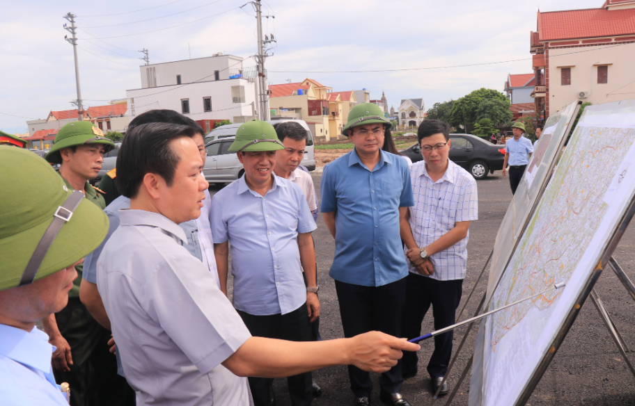 Chủ tịch UBND tỉnh Ninh Bình Phạm Quang Ngọc kiểm tra tại nút giao tuyến đường bộ mới Nam Định - Lạc Quần - Đường bộ ven biển.