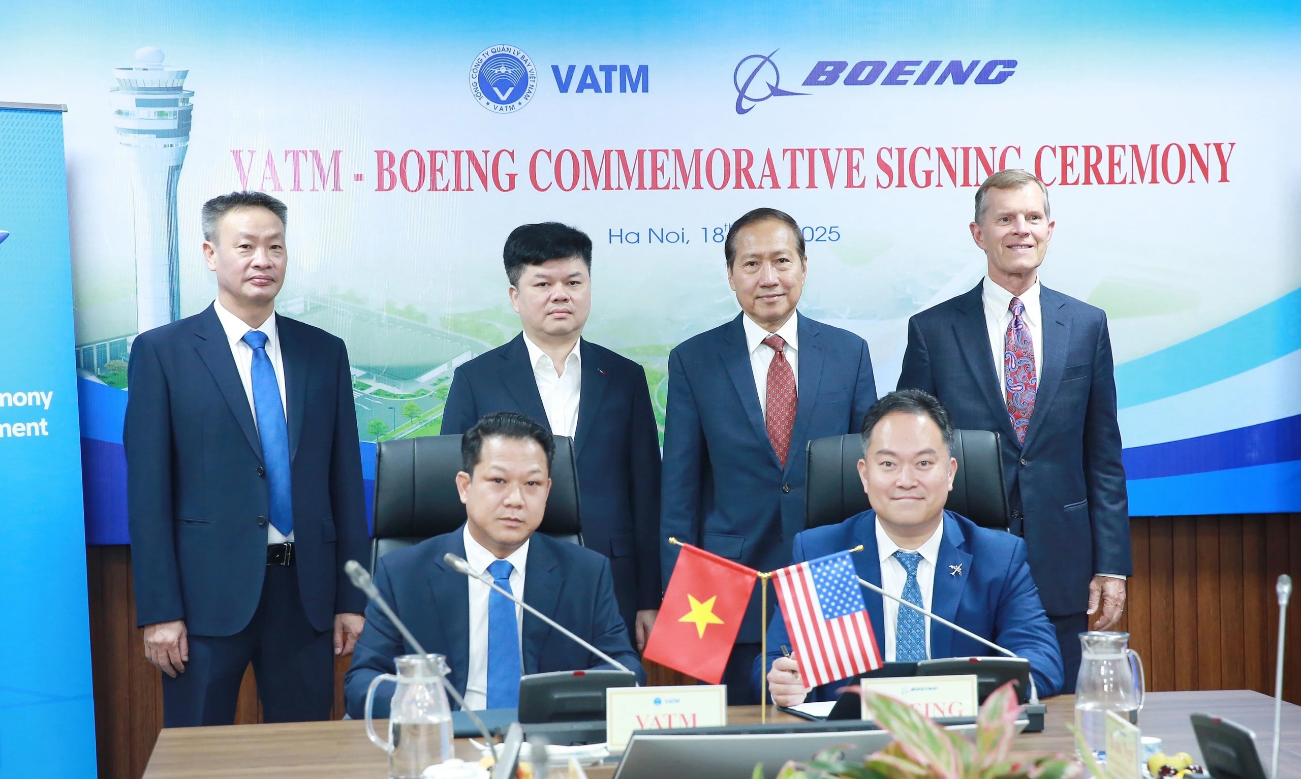 Đại diện của Boeing và Tổng công ty Quản lý bay Việt Nam (VATM) tại lễ ký Biên bản ghi nhớ. Ảnh: VATM