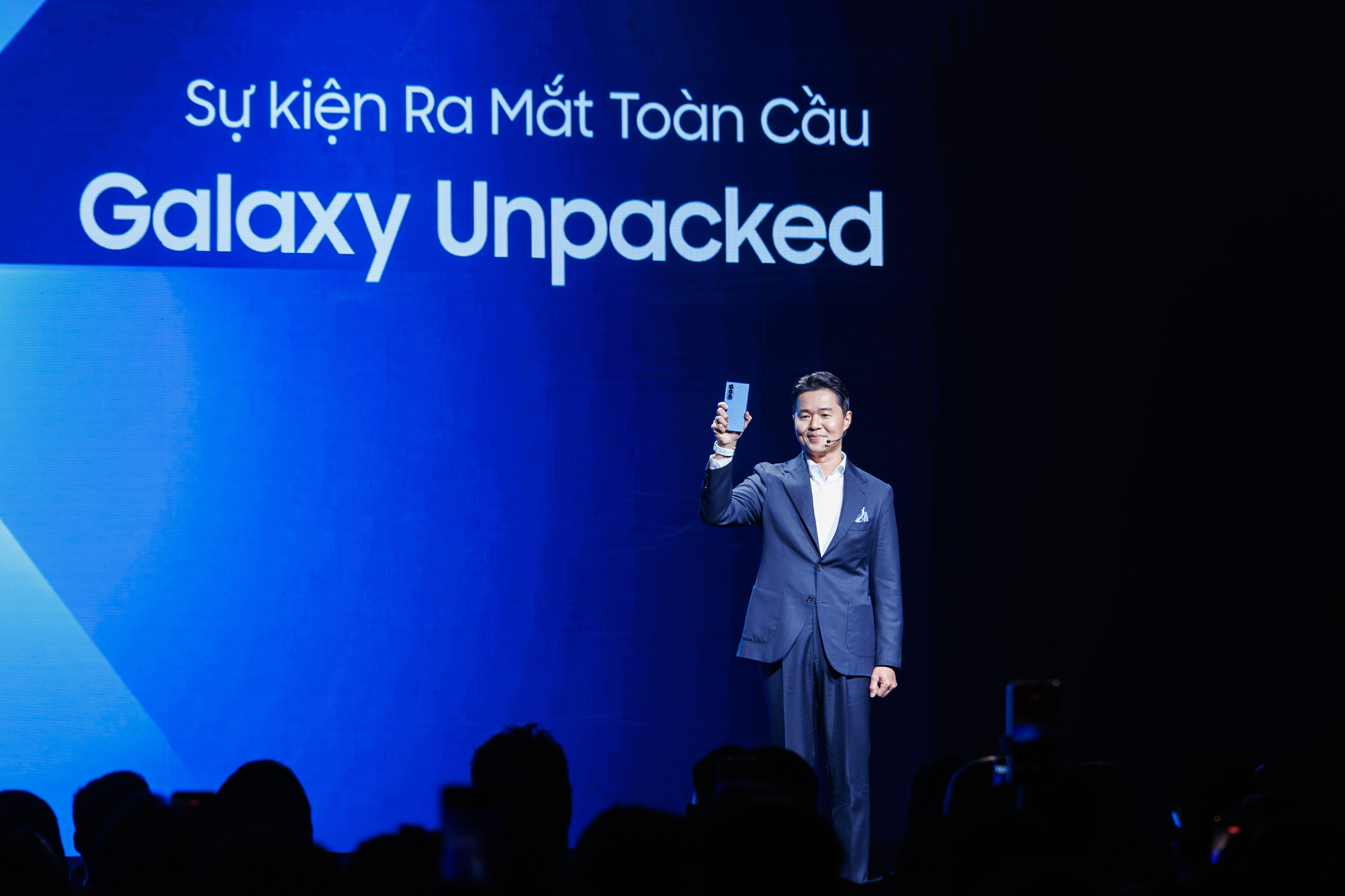 &Ocirc;ng Simon Sim, Ph&oacute; Chủ tịch ki&ecirc;m Gi&aacute;m đốc ng&agrave;nh h&agrave;ng Trải nghiệm Di động Samsung Electronics Việt Nam tại sự kiện ra mắt Galaxy Unpacked 2025.