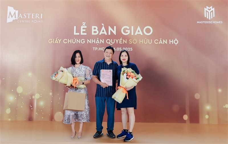 Lễ b&agrave;n giao sổ hồng tr&agrave;n ngập niềm vui của c&aacute;c cư d&acirc;n Masteri Centre Point.