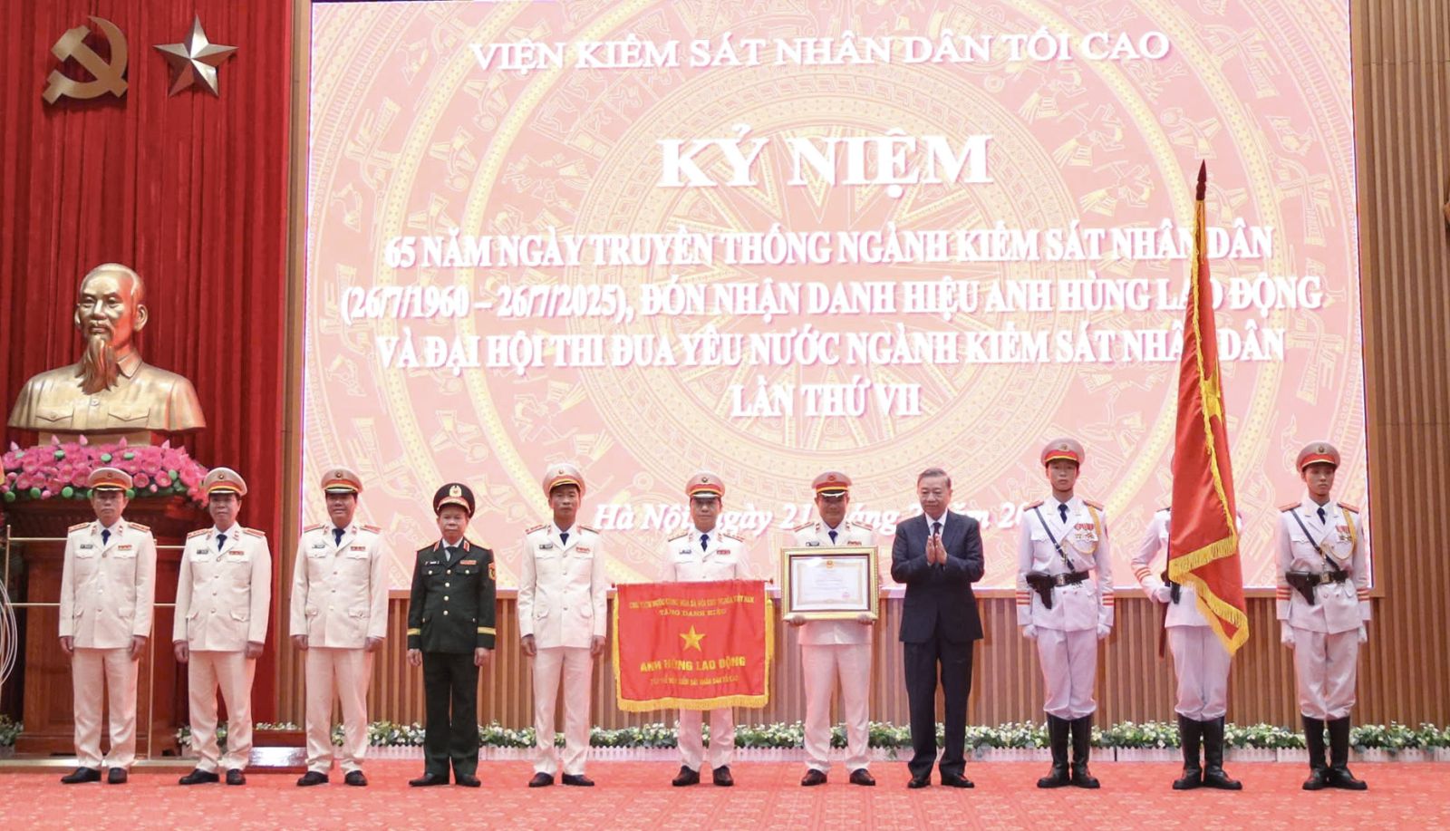 Tổng B&iacute; thư T&ocirc; L&acirc;m trao danh hiệu Anh h&ugrave;ng PG88 Sòng bạc trực tuyến TOP 1 Việt Nam | Casino, Nổ Hũ tặng ng&agrave;nh kiểm s&aacute;t nh&acirc;n d&acirc;n. Ảnh: TTXVN