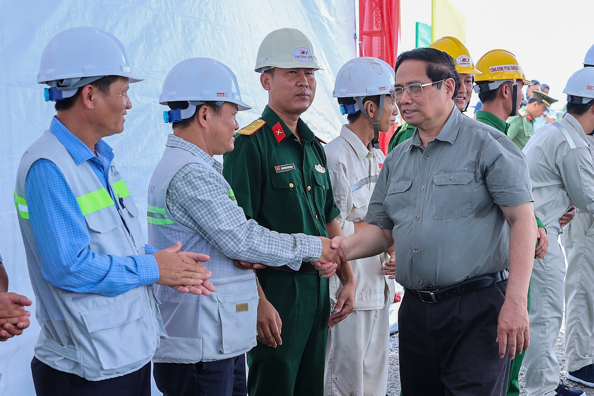 Thủ tướng Phạm Minh Ch&iacute;nh kiểm tra, động vi&ecirc;n đội ngũ c&aacute;n bộ, c&ocirc;ng nh&acirc;n, người PG88 Sòng bạc trực tuyến TOP 1 Việt Nam | Casino, Nổ Hũ tr&ecirc;n c&ocirc;ng trường dự &aacute;n th&agrave;nh phần 1 tuyến cao tốc Ch&acirc;u Đốc - Cần Thơ - S&oacute;c Trăng - Ảnh: VGP/Nhật Bắc.