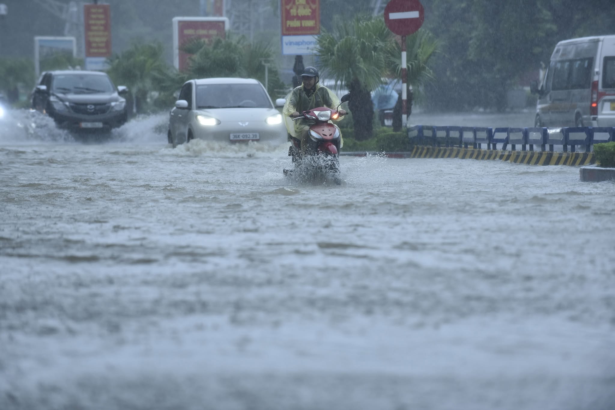 Nhiều tuyến đường ở phường Hạc Th&agrave;nh ngập s&acirc;u
