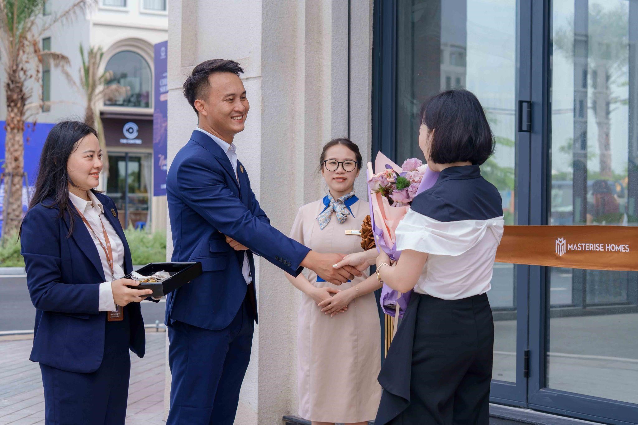 Những kh&aacute;ch h&agrave;ng đầu ti&ecirc;n nhận b&agrave;n giao Shoptique tại The Centric.