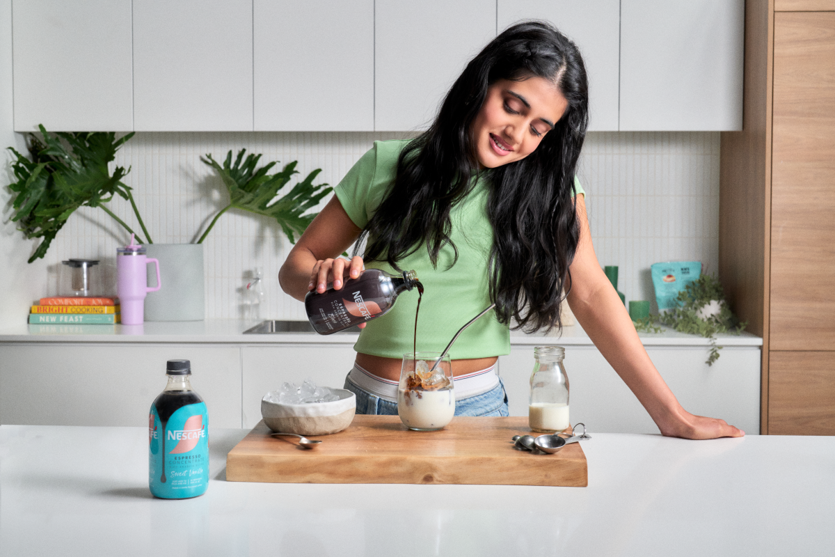 Gen Z th&iacute;ch một ly c&agrave; ph&ecirc; đ&aacute; với nhiều hương vị, kết cấu v&agrave; bổ sung th&ecirc;m topping.