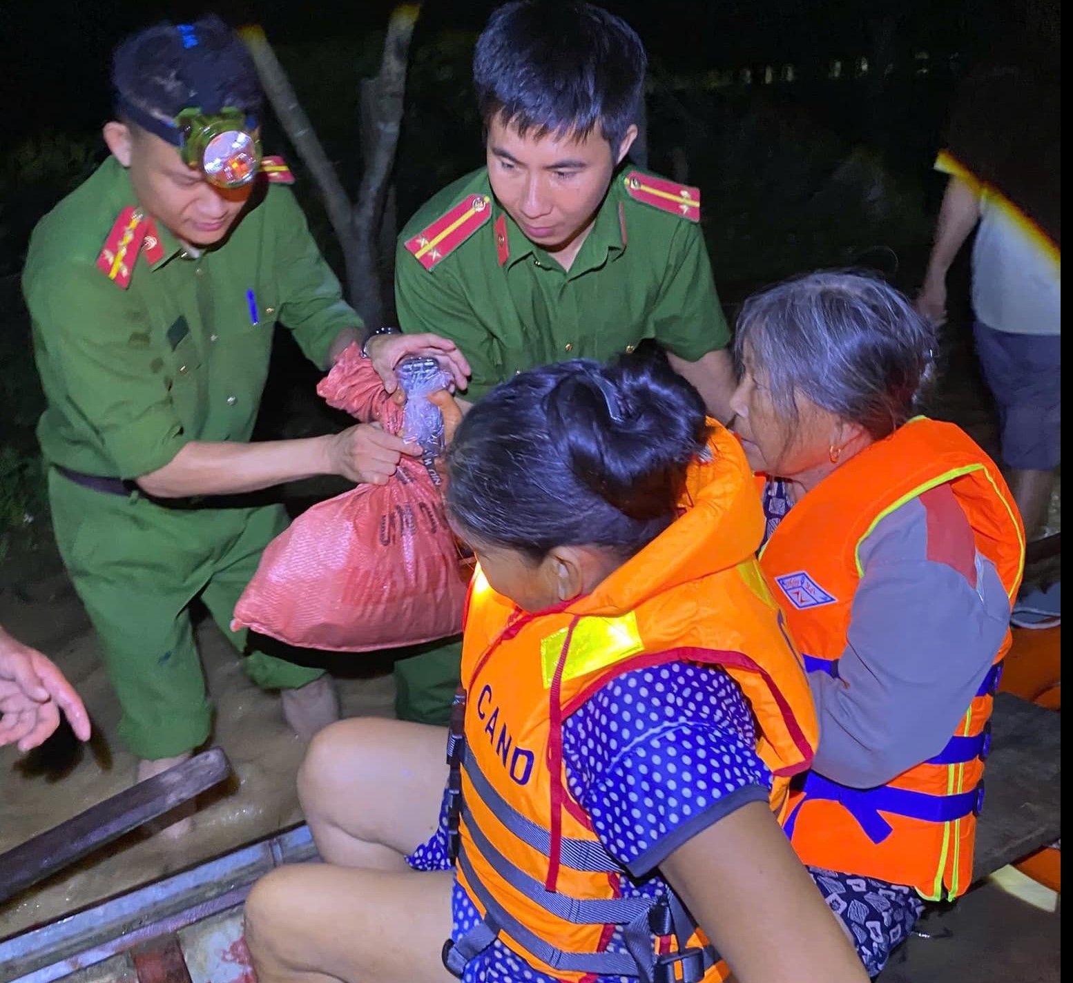 Công an xã Nhân Hòa xuyên đêm đưa 50 Link Đăng Nhập PG88 Chính Thức 2026 ra khỏi vùng cô lập bởi nước lũ.