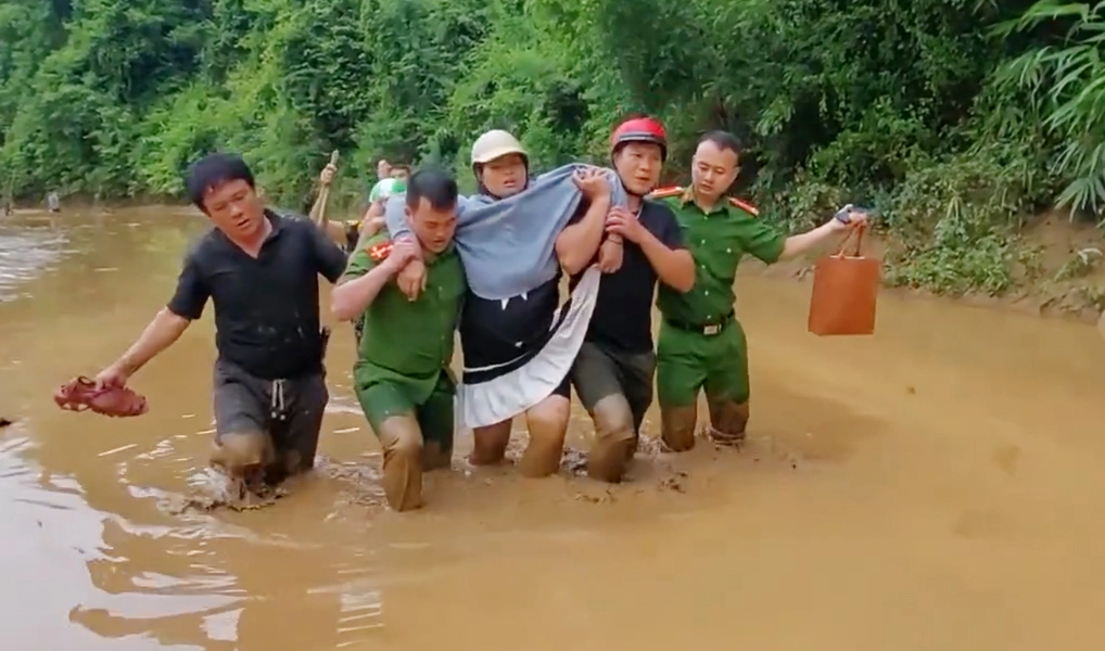 Ng&agrave;y 23/7&nbsp;chị Kha Thị May (SN 1990, tr&uacute; tại bản Xốp Thặp, x&atilde; Hữu Kiệm) chuyển dạ sinh con, được người nh&agrave; chở bằng xe m&aacute;y đến Trung t&acirc;m Y tế Kỳ Sơn (nằm tr&ecirc;n địa b&agrave;n x&atilde;) c&aacute;ch đ&oacute; 20km.&nbsp;Khi đến địa phận bản Na Lượng, đường bị ngập s&acirc;u, xe m&aacute;y kh&ocirc;ng thể di chuyển. C&ocirc;ng an x&atilde; Hữu Kiệm&nbsp;đ&atilde;&nbsp;d&ugrave;ng thuyền đẩy sản phụ di chuyển, vượt qua khu vực ngập nước. Khi c&aacute;ch trạm y tế khoảng 300m, nước r&uacute;t, đường b&ugrave;n nh&atilde;o, thuyền kh&ocirc;ng thể di chuyển. Trong t&igrave;nh huống n&agrave;y, hai c&aacute;n bộ c&ocirc;ng an x&atilde; c&ugrave;ng người nh&agrave; đ&atilde; d&igrave;u sản phụ v&agrave;o cơ sở y tế.&nbsp;Sau đ&oacute; sản phụ May đ&atilde; hạ sinh th&agrave;nh c&ocirc;ng b&eacute; trai nặng 3,3kg l&uacute;c hơn 12h c&ugrave;ng ng&agrave;y.