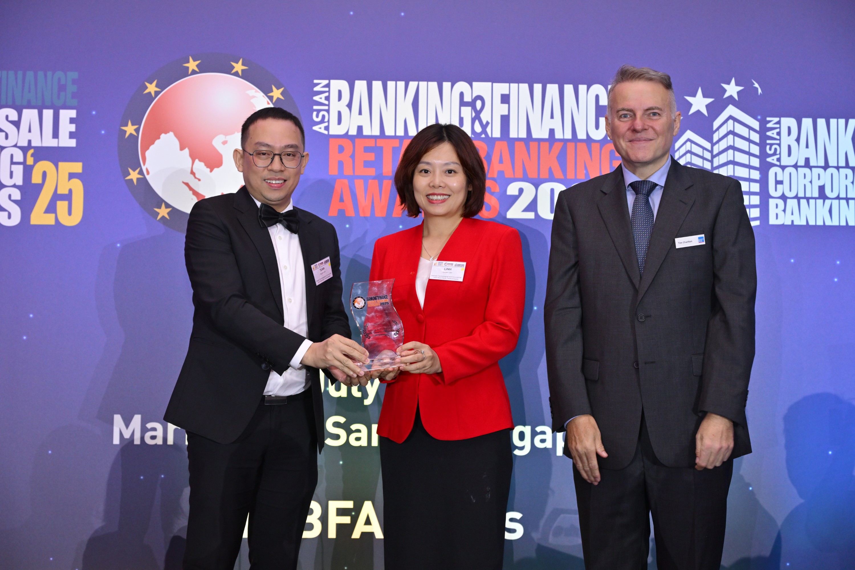 Đại diện Techcombank - &Ocirc;ng Nguyễn Anh Tuấn, Gi&aacute;m đốc Khối Ng&acirc;n h&agrave;ng b&aacute;n lẻ v&agrave; B&agrave; Nguyễn V&acirc;n Linh, Ph&oacute; Gi&aacute;m đốc Khối Ng&acirc;n h&agrave;ng b&aacute;n lẻ, đ&atilde; thay mặt ng&acirc;n h&agrave;ng nhận giải.