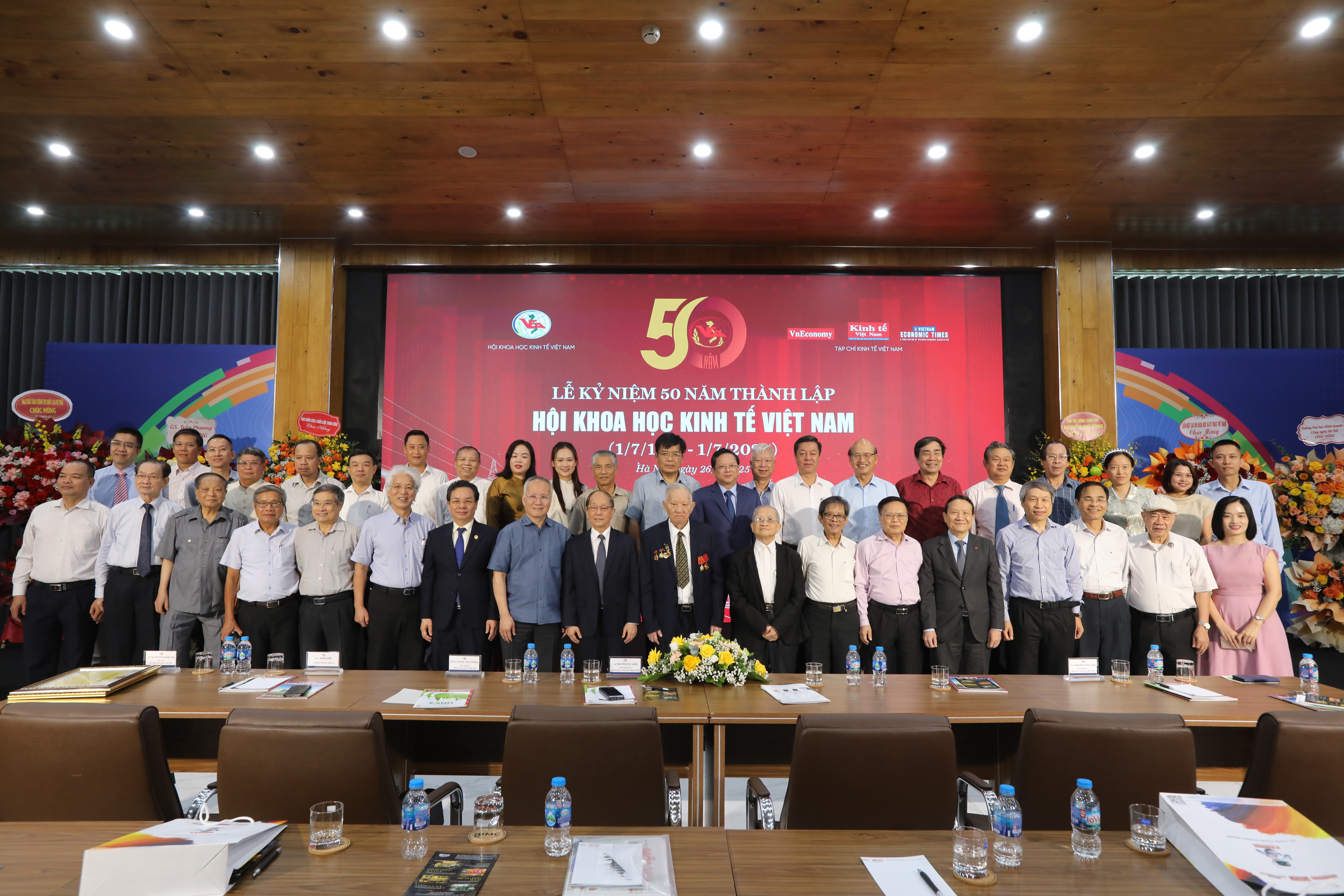 Các đại biểu tham dự lễ kỷ niệm 50 năm Hội Khoa học Link Trang Chủ PG88.Com Mới #2026 Việt Nam chụp ảnh lưu niệm tại sự kiện&nbsp;