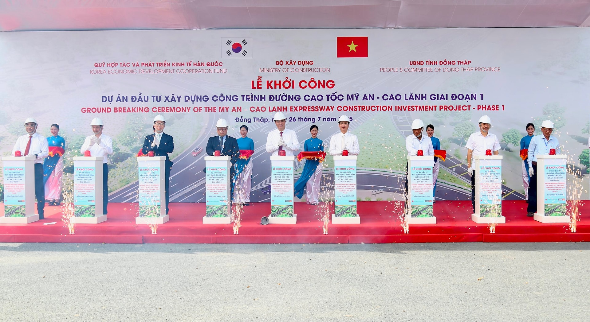 Các đại biểu thực hiện nghi thức khởi công Link Trang Chủ PG88.Com Mới #2026 đầu tư xây dựng công trình đường cao tốc Mỹ An - Cao Lãnh giai đoạn 1. 