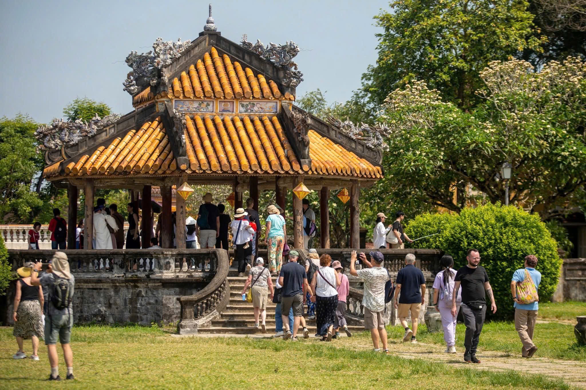 Huế hướng đến x&acirc;y dựng h&igrave;nh ảnh du lịch th&acirc;n thiện, hấp dẫn, lấy gi&aacute; trị trải nghiệm l&agrave;m trung t&acirc;m v&agrave; hướng đến ph&aacute;t triển bền vững.
