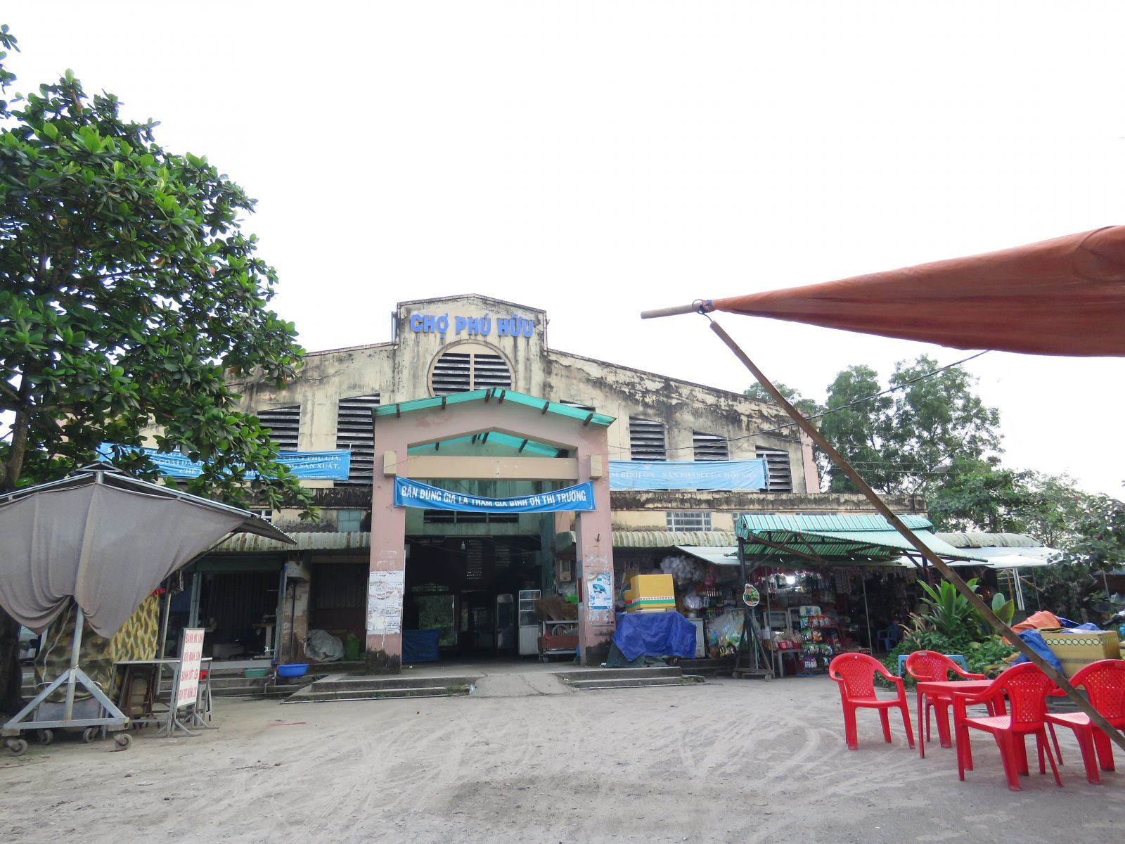 Chợ Phú Hữu tại quận 9 (cũ) TP.HCM vắng vẻ hộ PG88 Uy Tín Số 1 Việt Nam và hoạt động mua bán. Ảnh tư liệu.