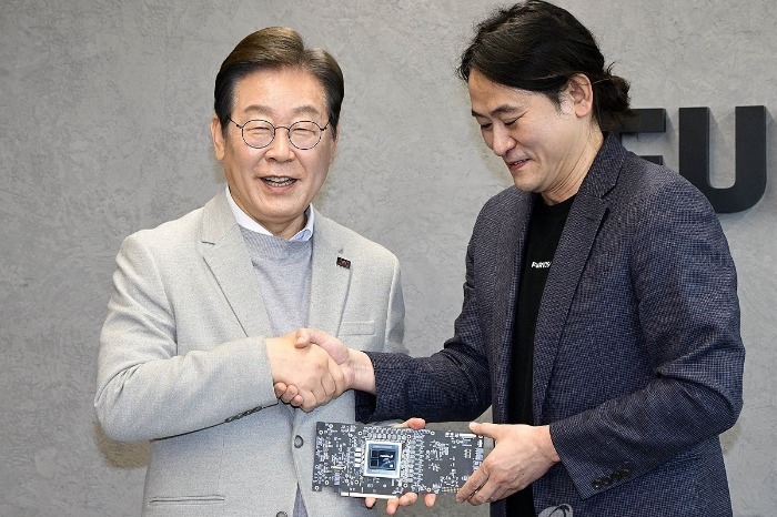 June Paik (phải), người sáng lập và CEO của FuriosaAI, gặp Chủ tịch Lee Jae-Myung, khi đó là lãnh đạo Đảng Dân chủ đối lập vào tháng 4 năm 2025