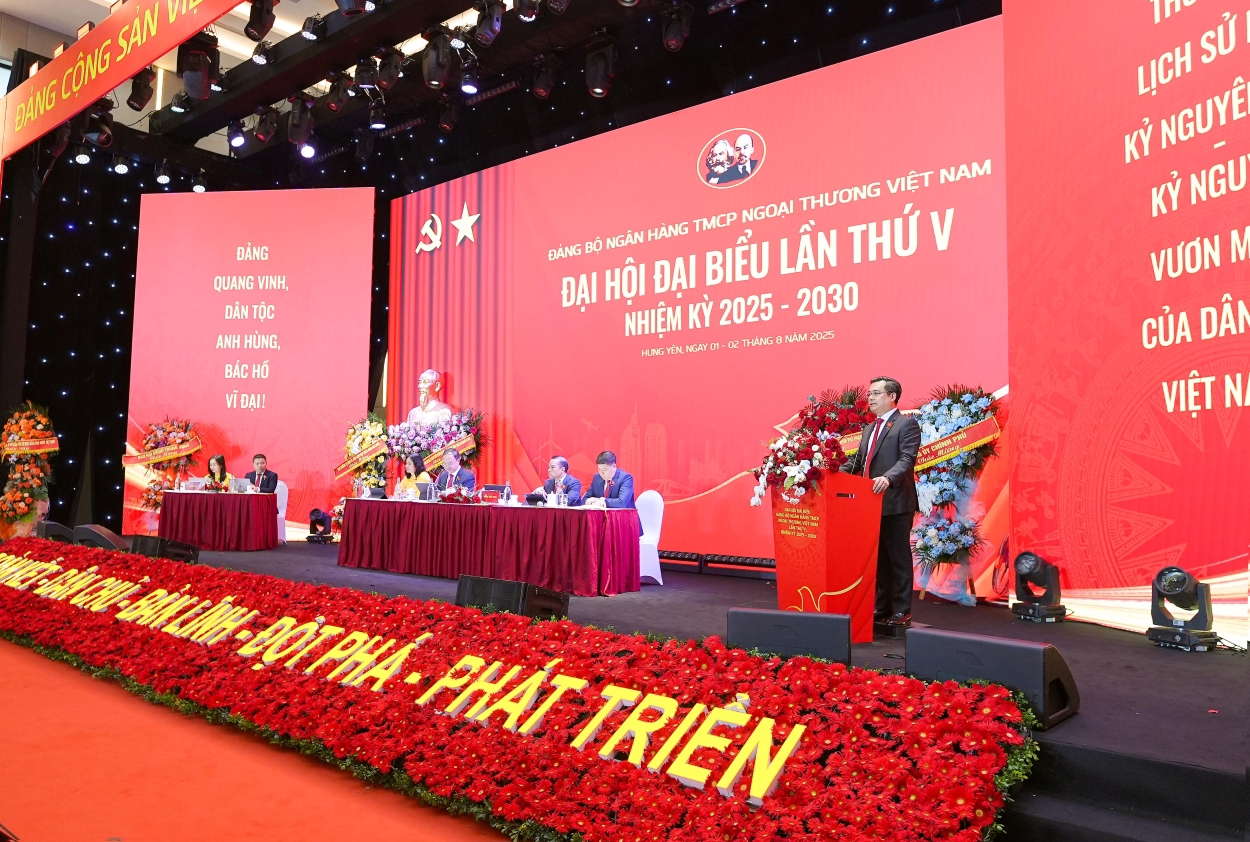 Đồng ch&iacute; Nguyễn Thanh T&ugrave;ng - Ủy vi&ecirc;n Ban chấp h&agrave;nh Đảng bộ Ch&iacute;nh phủ, B&iacute; thư Đảng ủy, Chủ tịch HĐQT Vietcombank ph&aacute;t biểu khai mạc.