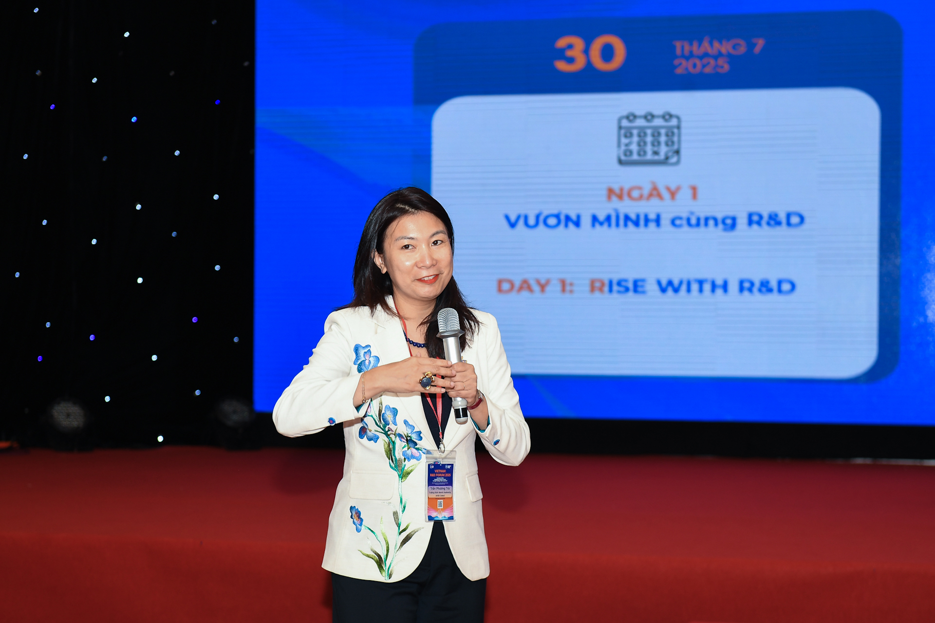 PGS.TS.Trần Phương Trà, Giám đốc Chương trình Thạc sĩ Chính sách công, Trường PG88 Uy Tín Số 1 Việt Nam Audencia (Pháp), Giám đốc Phát triển AVSE Global, phát biểu tại&nbsp;Diễn đàn Nghiên cứu và Phát triển (R&D) Việt Nam 2025.