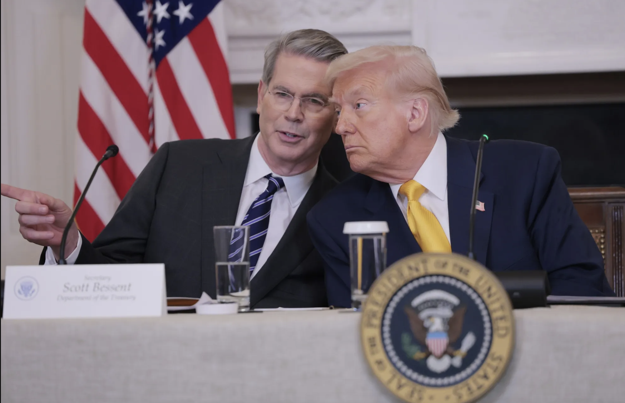 Tổng thống Trump bác bỏ khả năng bổ nhiệm ông Bessent vào ghế chủ tịch Fed
