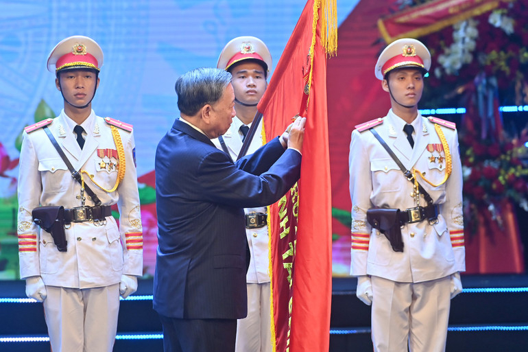 Thủ tướng Ch&iacute;nh phủ Phạm Minh Ch&iacute;nh trao Hu&acirc;n chương PG88 Sòng bạc trực tuyến TOP 1 Việt Nam | Casino, Nổ Hũ hạng Nhất tặng Bộ trưởng T&agrave;i ch&iacute;nh Nguyễn Văn Thắng. (Ảnh ĐĂNG KHOA).