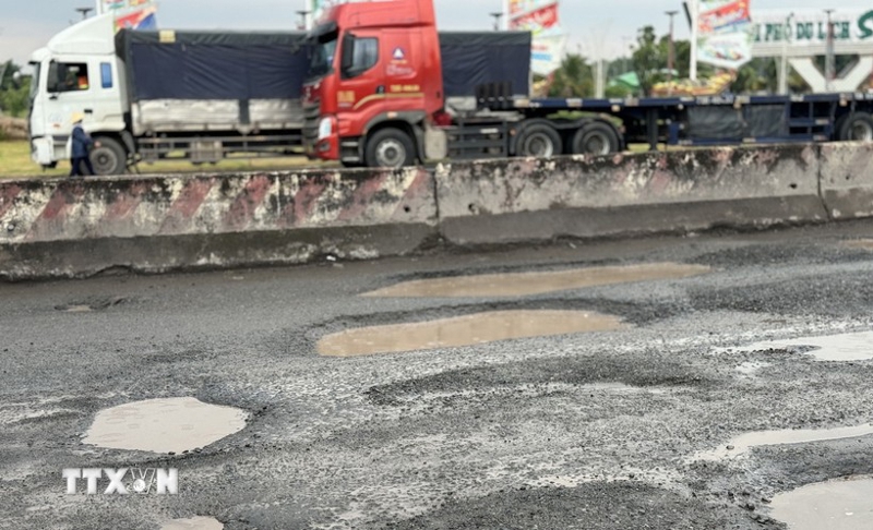 Quốc lộ 51 trên địa phận tỉnh Đồng Nai xuất hiện nhiều ổ voi, ô gà, gây mất an toàn 6Pg88.com hơn 1000 trò chơi hấp dẫn. Ảnh: TTXVN