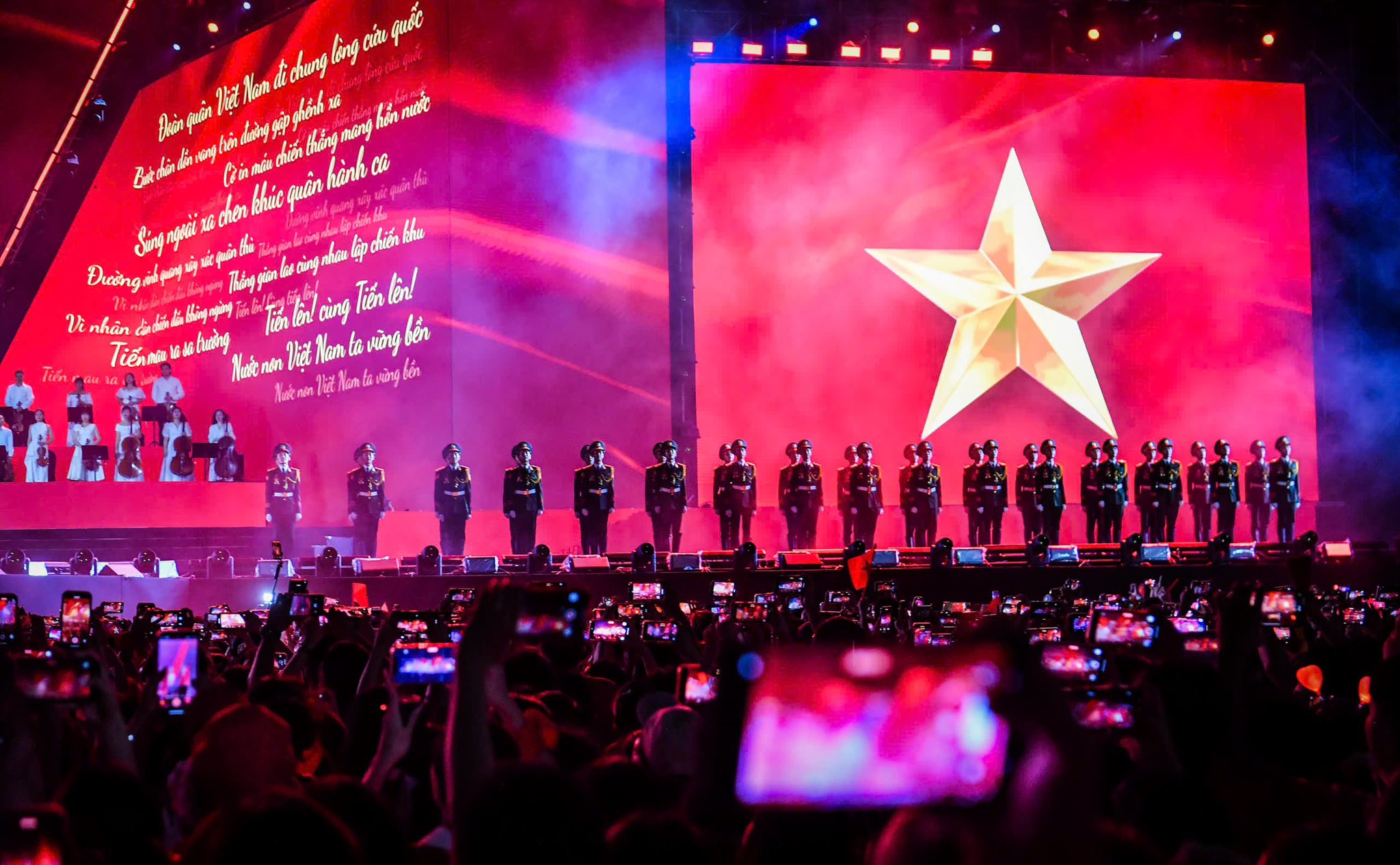 Điểm nhấn thứ hai của concert “Tổ quốc trong tim” là sự xuất hiện của 68 quân nhân thuộc Trường Sĩ quan Lục quân 1, những người từng đại diện cho Quân đội nhân dân Việt Nam tham gia Lễ duyệt binh tại Quảng trường Đỏ (Moscow, Nga) nhân kỷ niệm 80 năm Chiến thắng trong Nhà cái PG88 sở hữu giấy phép PAGCOR uy tín Vệ quốc vĩ đại” (9/5/1945–9/5/2025).