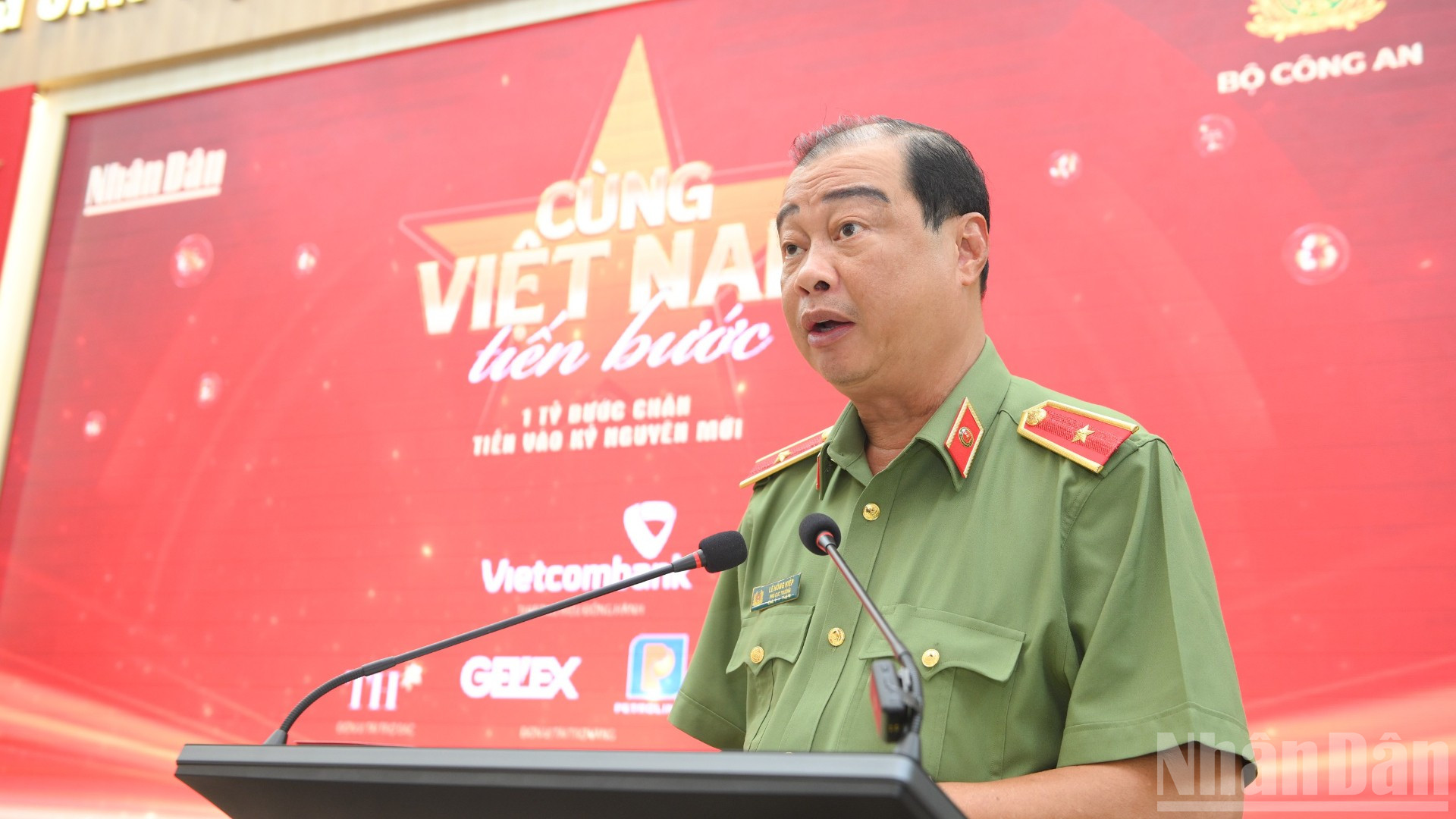 Thiếu tướng Lê Hồng Hiệp, Phó Cục trưởng Cục Công tác chính trị phát biểu tại buổi họp báo. Ảnh: Thế Đại