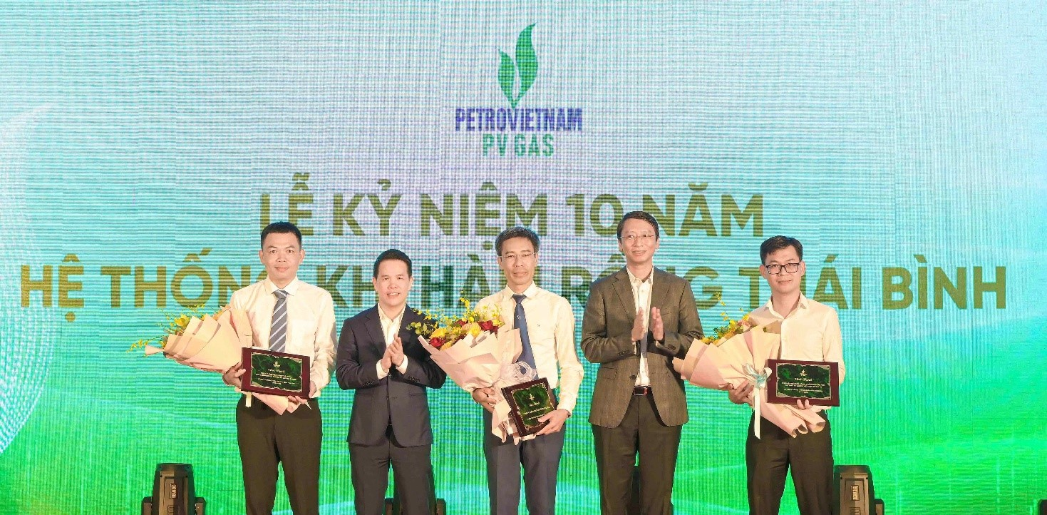 Lãnh đạo Petrovietnam và PV GAS vinh danh các tập thể, cá nhân có đóng góp xuất sắc cho sự phát triển của Hệ thống khí HRTB.