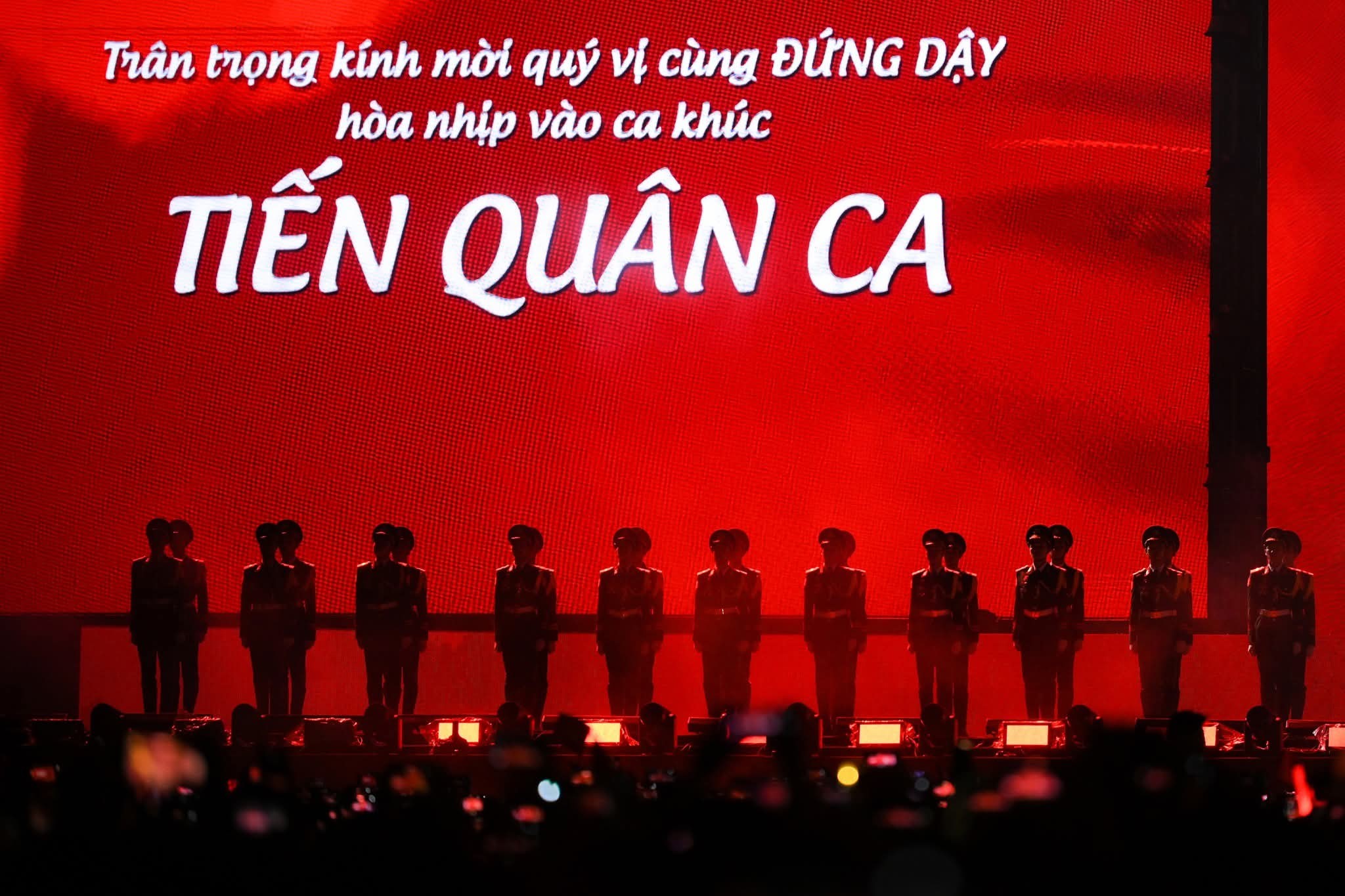 Điểm nhấn đáng nhớ nhất trong chương trình là khoảnh khắc mở đầu chương trình, hàng chục nghìn khán giả cùng đứng lên hòa chung tiếng hát trong bài “Tiến quân ca” của&nbsp;nhạc sĩ Văn Cao&nbsp;với cả hai phần lời.&nbsp;&nbsp;