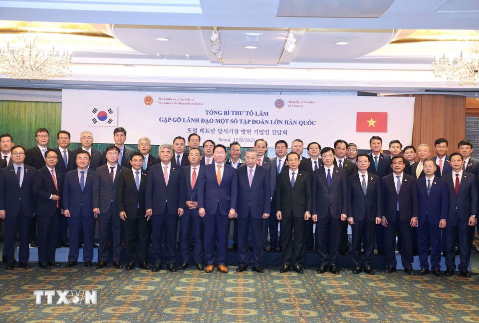 Tổng Bí thư cùng Đoàn đại biểu cấp cao chụp ảnh lưu niệm với các tập đoàn lớn Hàn Quốc. Ảnh TTXVN