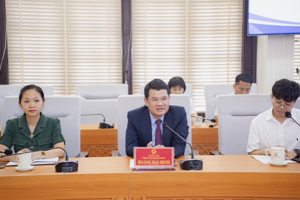 Phó Chủ tịch UBND thành phố Huế Hoàng Hải Minh phát biểu tại lễ ký kết.