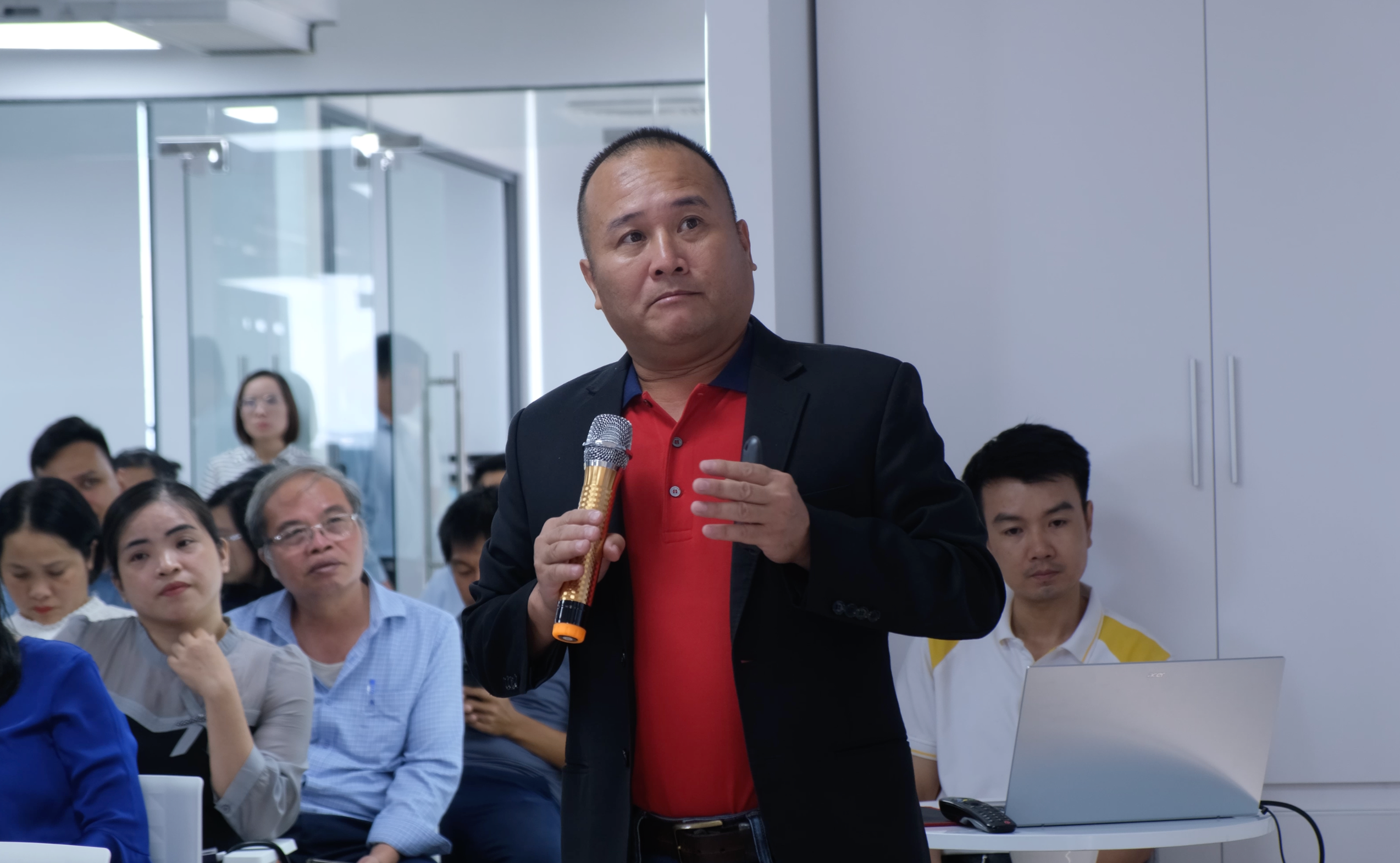 Ông Vũ Tiến Dũng, Giám đóc Pg88vn Trang Chủ Chính Thức Quỹ FUNDGO Đà Nẵng, nêu đề xuất tại buổi làm việc Ảnh: Quang Hiếu.