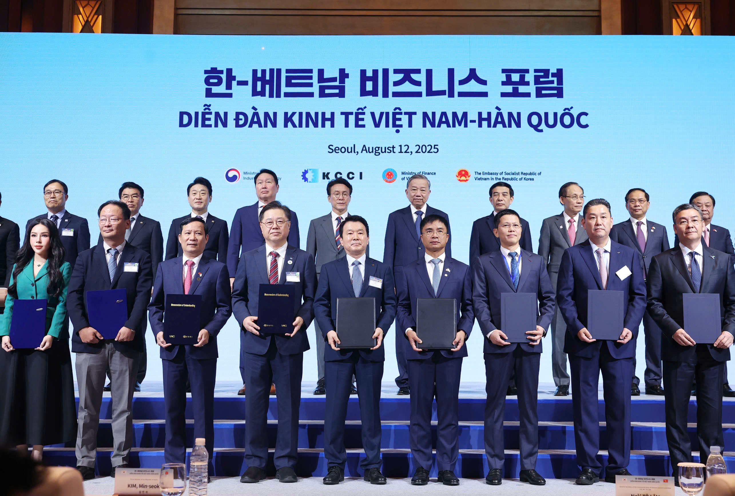 Tổng Bí thư Tô Lâm và Thủ tướng Hàn Quốc Kim Min Seok chứng kiến nhóm các đơn vị, PG88 Link Dễ Nhớ Pg88.com về năng lượng - công nghiệp trao thỏa thuận hợp tác.