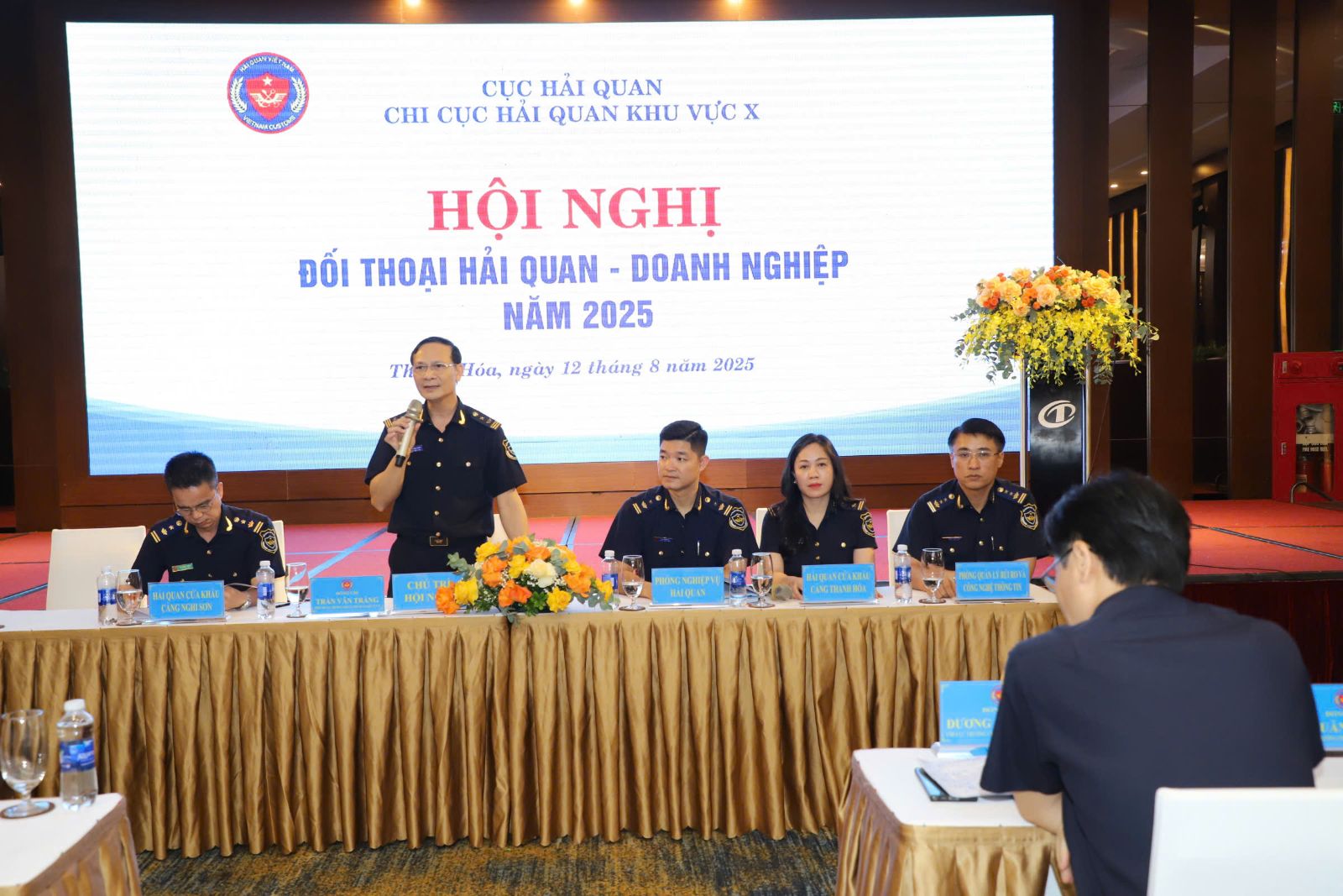 Đại diện Lãnh đạo Chi cục Hải quan khu vực X giải đáp các vướng mắc cho 6Pg88.con độc quyền mỗi ngày